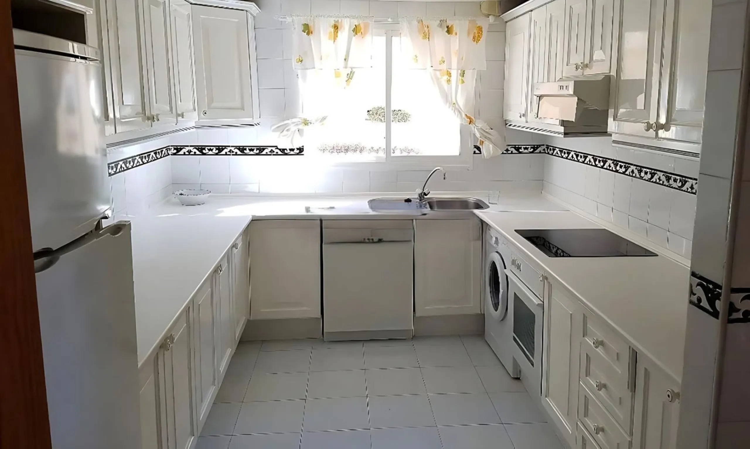 Spectacular apartment on the Beachfront, with open views of the Mediterranean Sea, Gibraltar and Africa. Located in a beautiful and well-kept urbanization just 5 minutes walk from the Estepona Marina, and surrounded by all kinds of services such as restau