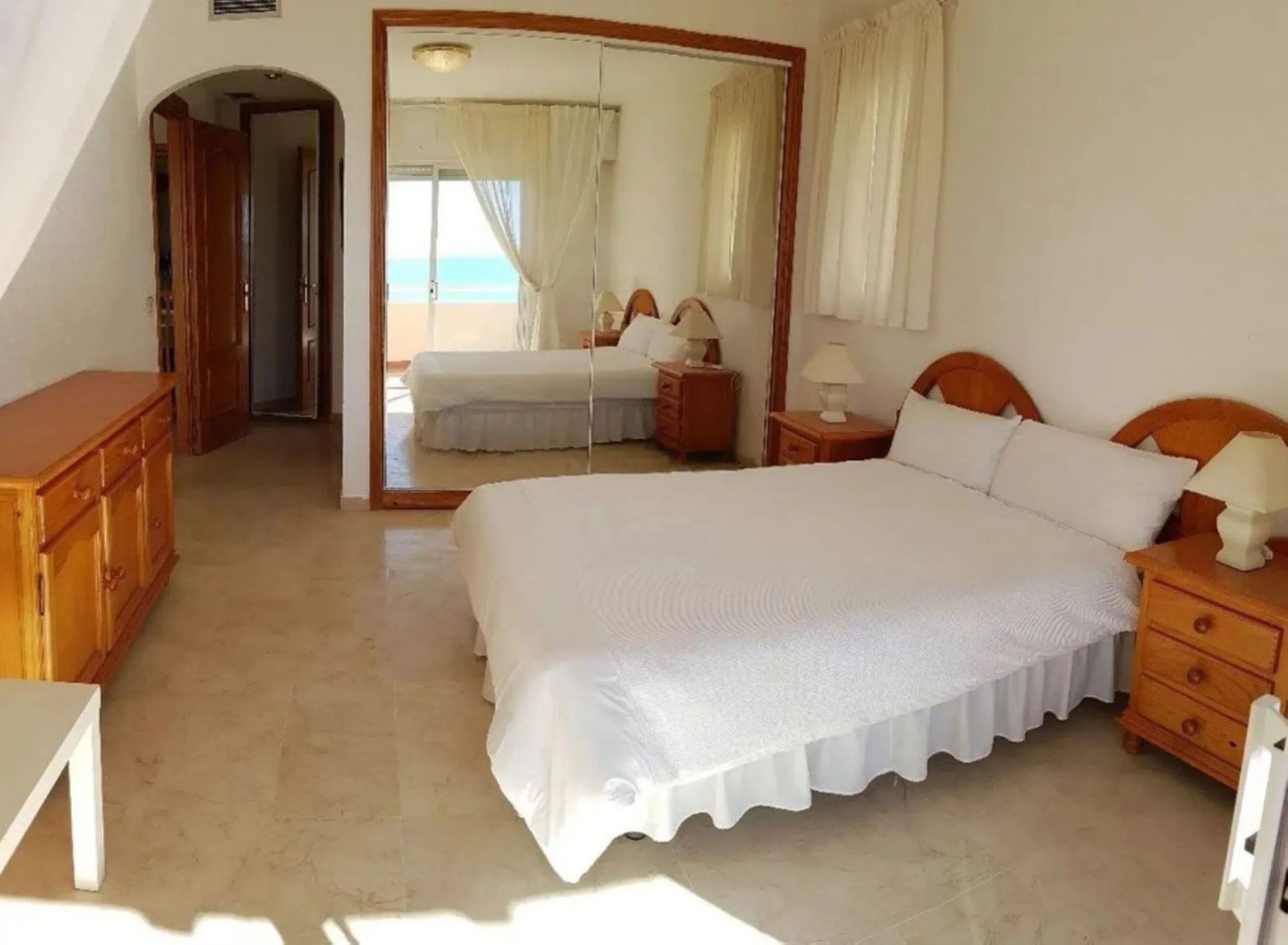 Spectacular apartment on the Beachfront, with open views of the Mediterranean Sea, Gibraltar and Africa. Located in a beautiful and well-kept urbanization just 5 minutes walk from the Estepona Marina, and surrounded by all kinds of services such as restau
