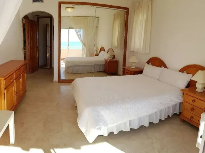 Spectacular apartment on the Beachfront, with open views of the Mediterranean Sea, Gibraltar and Africa. Located in a beautiful and well-kept urbanization just 5 minutes walk from the Estepona Marina, and surrounded by all kinds of services such as restau
