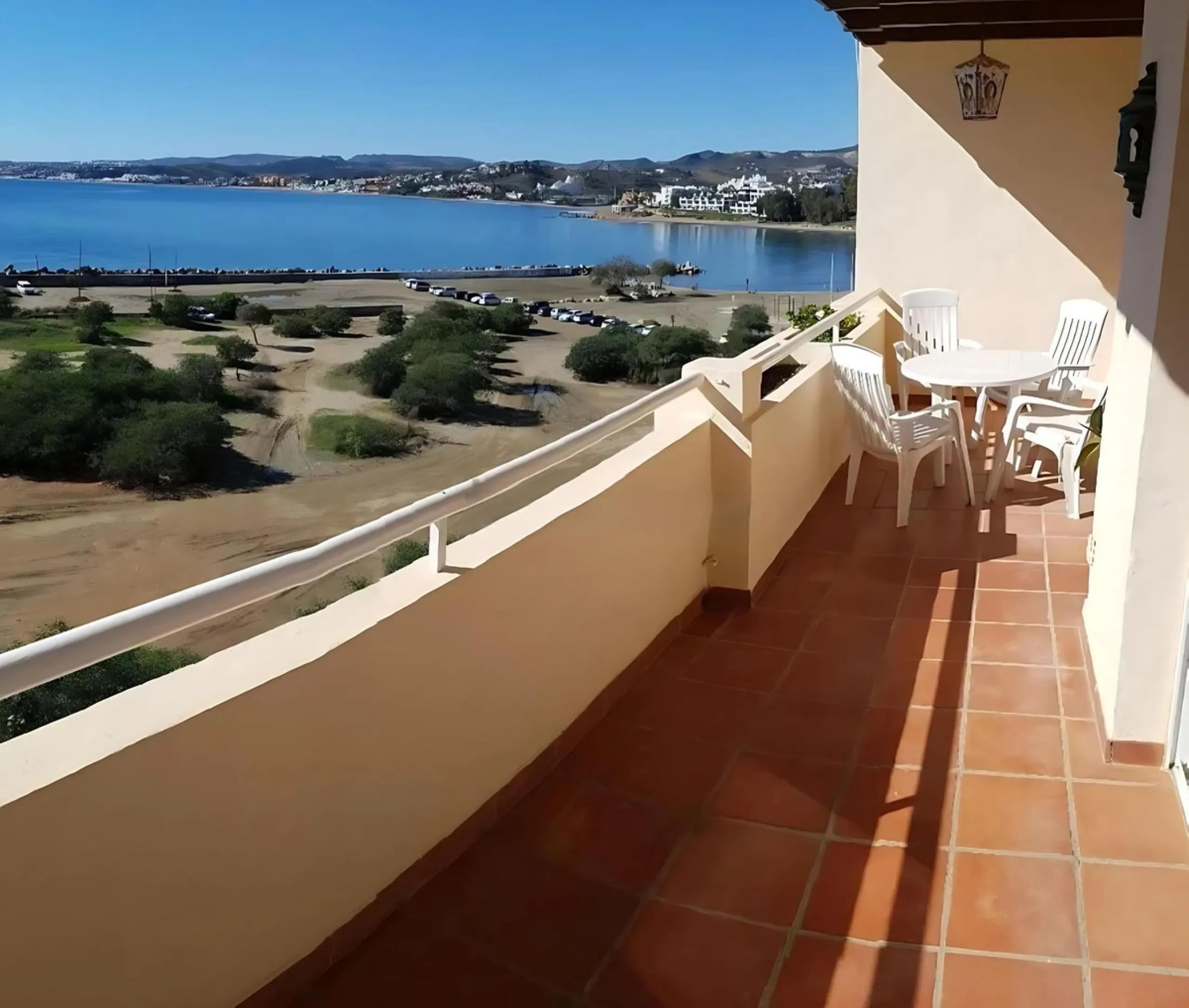 Spectacular apartment on the Beachfront, with open views of the Mediterranean Sea, Gibraltar and Africa. Located in a beautiful and well-kept urbanization just 5 minutes walk from the Estepona Marina, and surrounded by all kinds of services such as restau