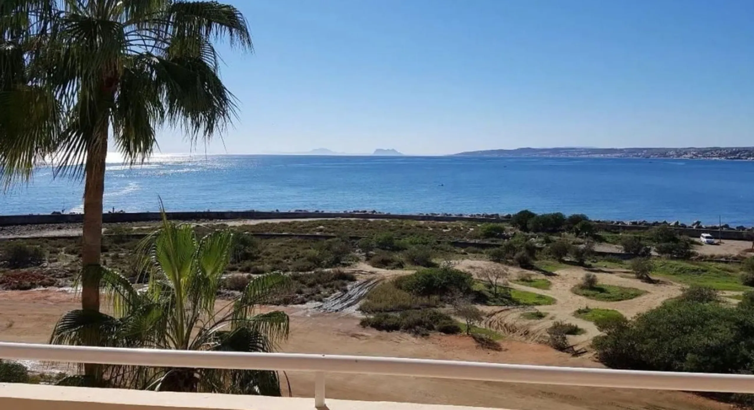 Spectacular apartment on the Beachfront, with open views of the Mediterranean Sea, Gibraltar and Africa. Located in a beautiful and well-kept urbanization just 5 minutes walk from the Estepona Marina, and surrounded by all kinds of services such as restau