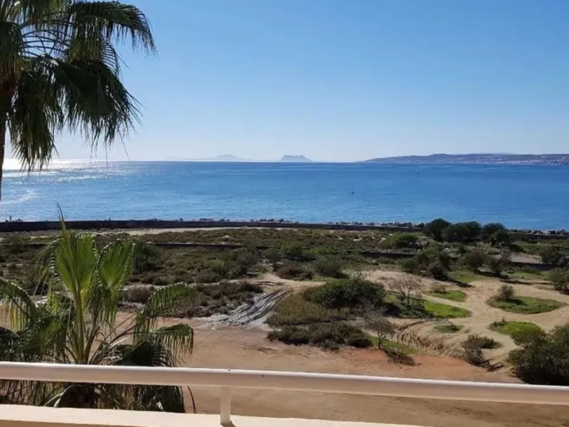 Spectacular apartment on the Beachfront, with open views of the Mediterranean Sea, Gibraltar and Africa. Located in a beautiful and well-kept urbanization just 5 minutes walk from the Estepona Marina, and surrounded by all kinds of services such as restau