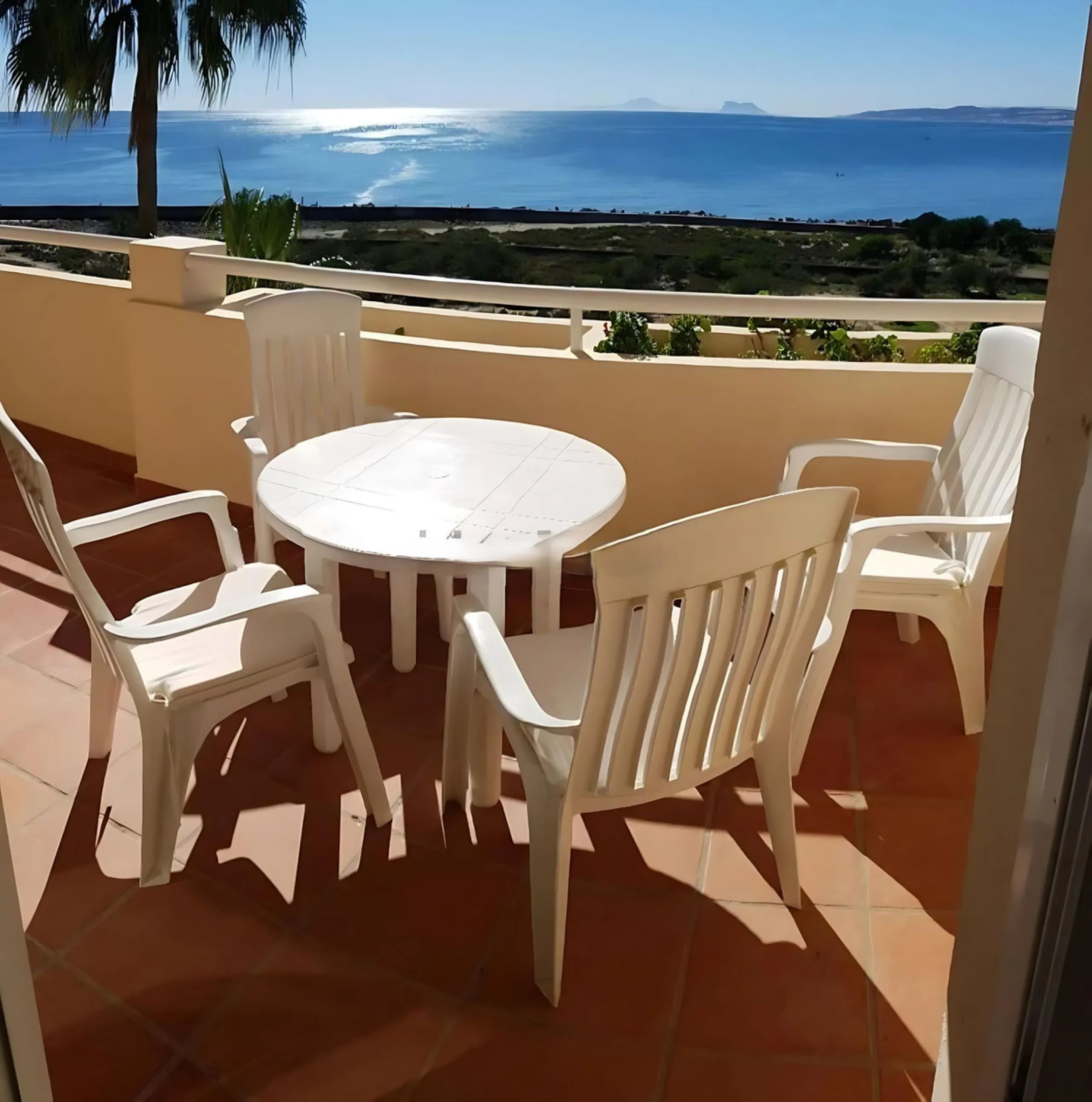 Spectacular apartment on the Beachfront, with open views of the Mediterranean Sea, Gibraltar and Africa. Located in a beautiful and well-kept urbanization just 5 minutes walk from the Estepona Marina, and surrounded by all kinds of services such as restau