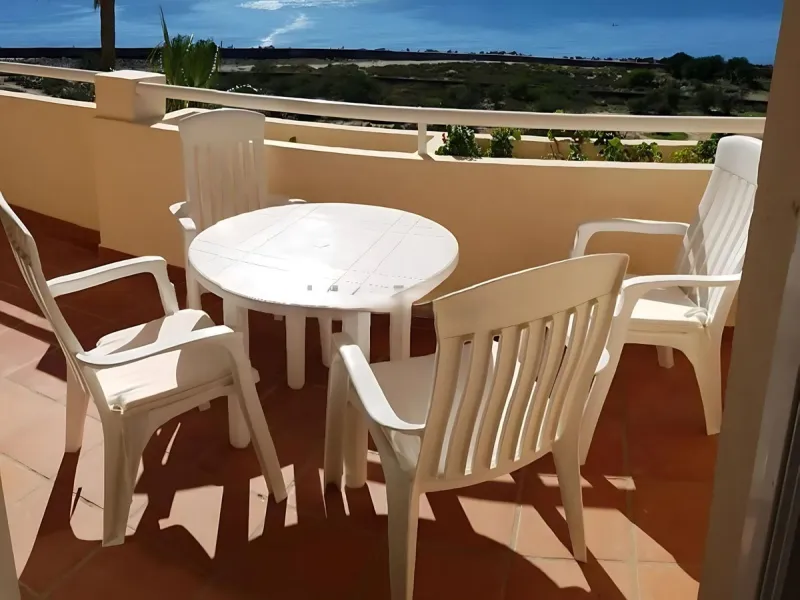 Spectacular apartment on the Beachfront, with open views of the Mediterranean Sea, Gibraltar and Africa. Located in a beautiful and well-kept urbanization just 5 minutes walk from the Estepona Marina, and surrounded by all kinds of services such as restau