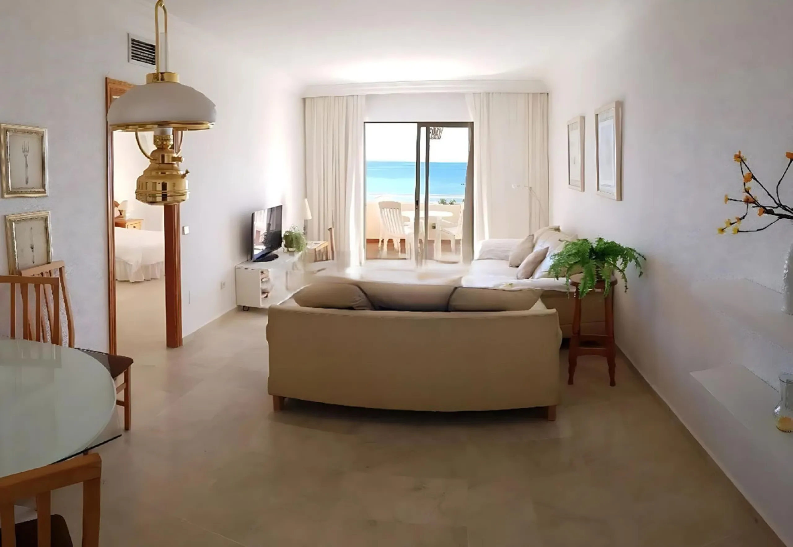 Spectacular apartment on the Beachfront, with open views of the Mediterranean Sea, Gibraltar and Africa. Located in a beautiful and well-kept urbanization just 5 minutes walk from the Estepona Marina, and surrounded by all kinds of services such as restau