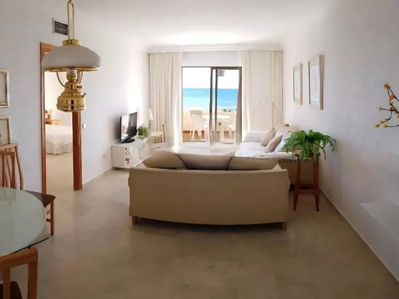 Spectacular apartment on the Beachfront, with open views of the Mediterranean Sea, Gibraltar and Africa. Located in a beautiful and well-kept urbanization just 5 minutes walk from the Estepona Marina, and surrounded by all kinds of services such as restau