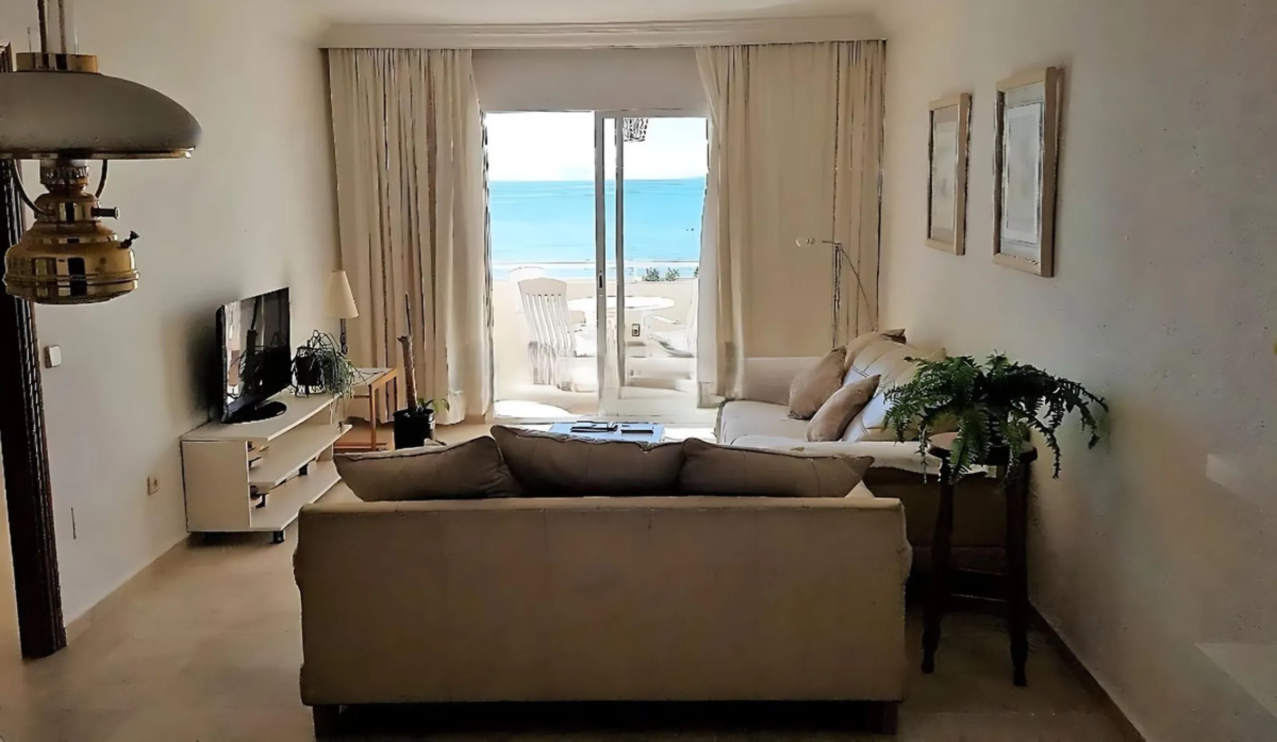 Spectacular apartment on the Beachfront, with open views of the Mediterranean Sea, Gibraltar and Africa. Located in a beautiful and well-kept urbanization just 5 minutes walk from the Estepona Marina, and surrounded by all kinds of services such as restau