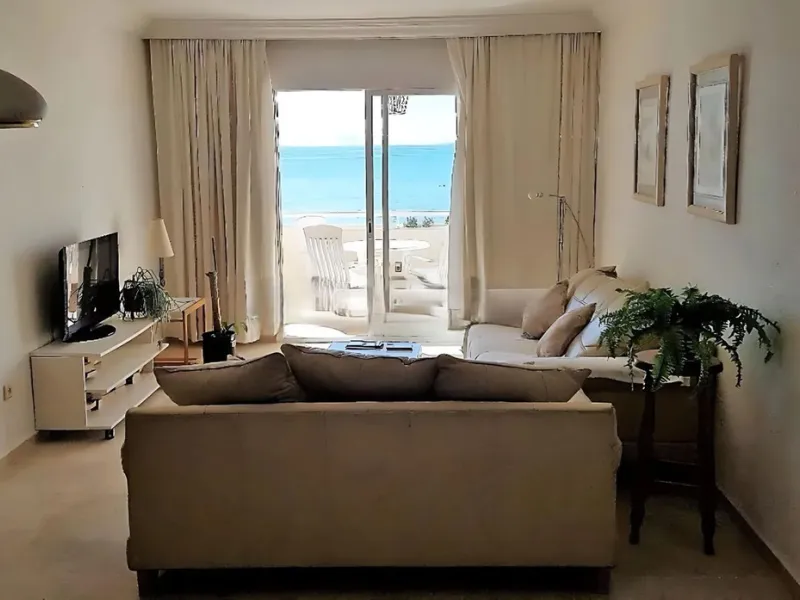 Spectacular apartment on the Beachfront, with open views of the Mediterranean Sea, Gibraltar and Africa. Located in a beautiful and well-kept urbanization just 5 minutes walk from the Estepona Marina, and surrounded by all kinds of services such as restau