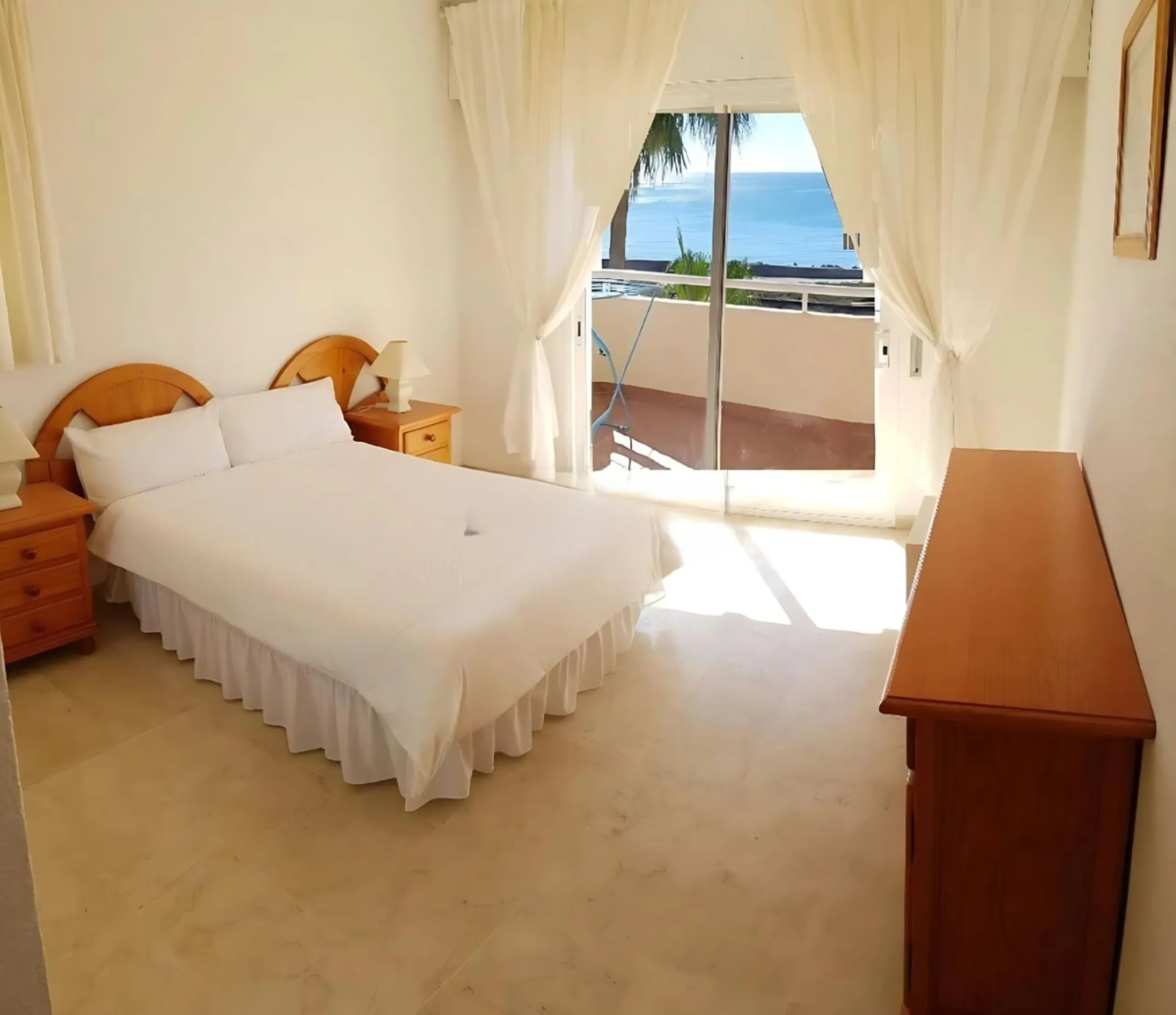 Spectacular apartment on the Beachfront, with open views of the Mediterranean Sea, Gibraltar and Africa. Located in a beautiful and well-kept urbanization just 5 minutes walk from the Estepona Marina, and surrounded by all kinds of services such as restau