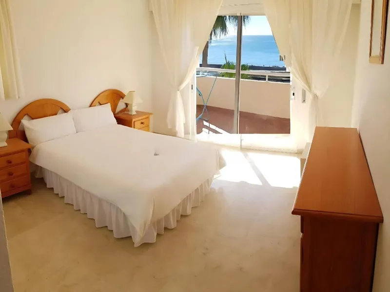Spectacular apartment on the Beachfront, with open views of the Mediterranean Sea, Gibraltar and Africa. Located in a beautiful and well-kept urbanization just 5 minutes walk from the Estepona Marina, and surrounded by all kinds of services such as restau