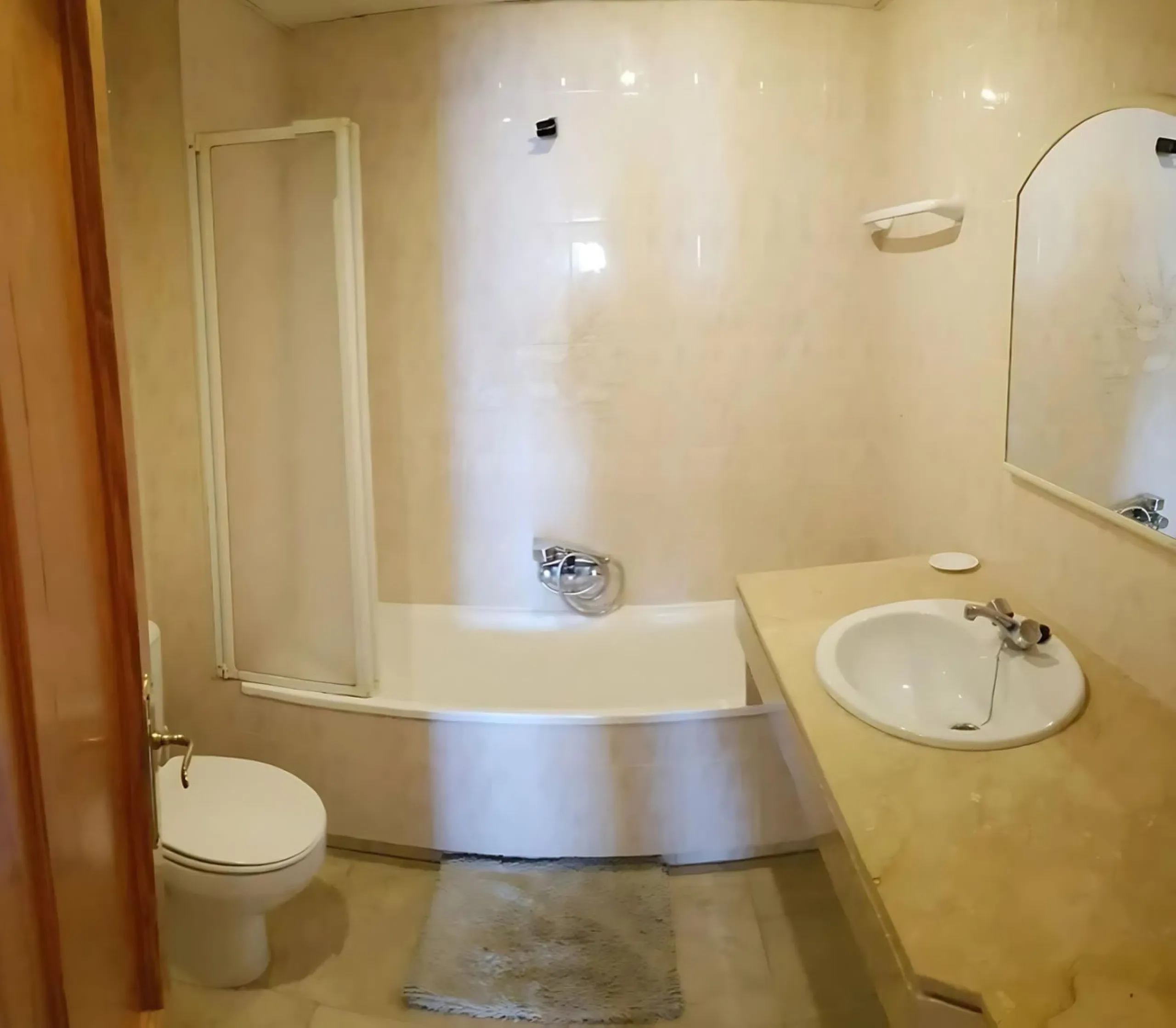 Spectacular apartment on the Beachfront, with open views of the Mediterranean Sea, Gibraltar and Africa. Located in a beautiful and well-kept urbanization just 5 minutes walk from the Estepona Marina, and surrounded by all kinds of services such as restau