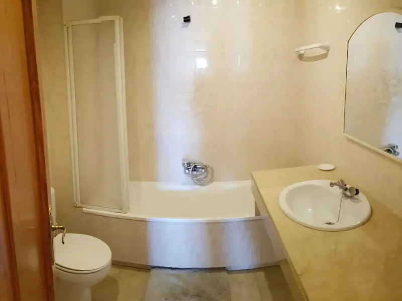 Spectacular apartment on the Beachfront, with open views of the Mediterranean Sea, Gibraltar and Africa. Located in a beautiful and well-kept urbanization just 5 minutes walk from the Estepona Marina, and surrounded by all kinds of services such as restau