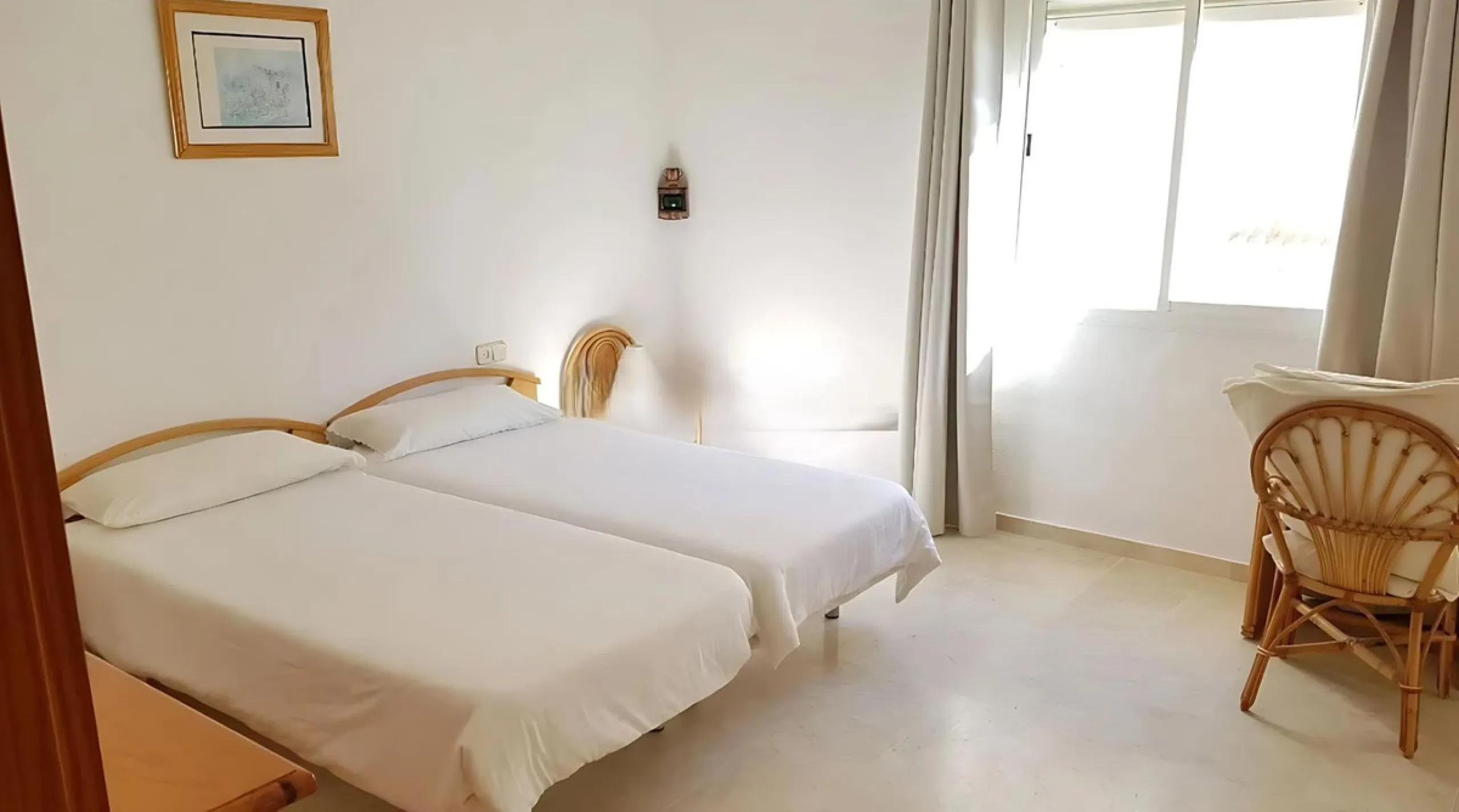 Spectacular apartment on the Beachfront, with open views of the Mediterranean Sea, Gibraltar and Africa. Located in a beautiful and well-kept urbanization just 5 minutes walk from the Estepona Marina, and surrounded by all kinds of services such as restau