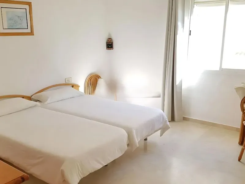 Spectacular apartment on the Beachfront, with open views of the Mediterranean Sea, Gibraltar and Africa. Located in a beautiful and well-kept urbanization just 5 minutes walk from the Estepona Marina, and surrounded by all kinds of services such as restau
