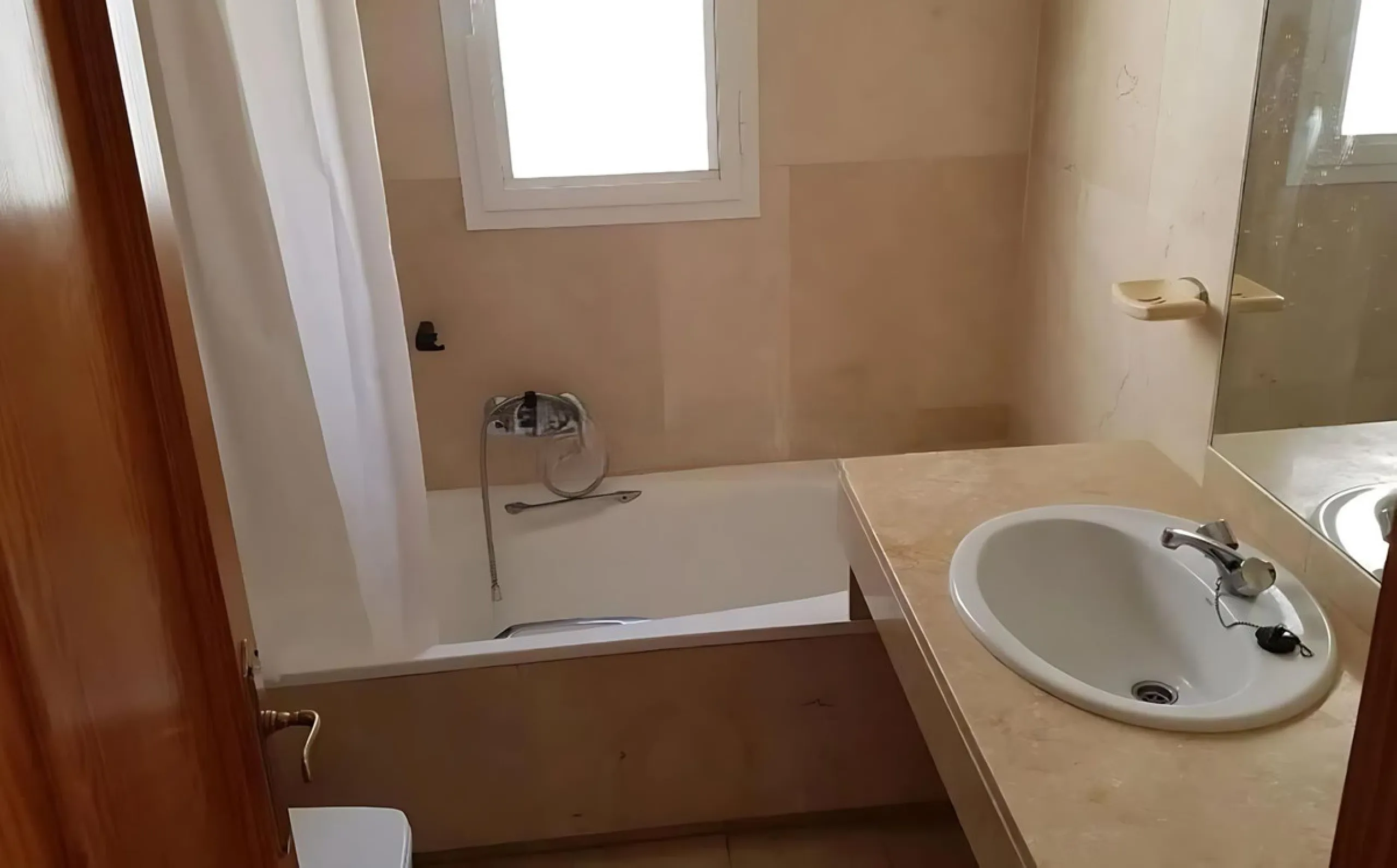 Spectacular apartment on the Beachfront, with open views of the Mediterranean Sea, Gibraltar and Africa. Located in a beautiful and well-kept urbanization just 5 minutes walk from the Estepona Marina, and surrounded by all kinds of services such as restau