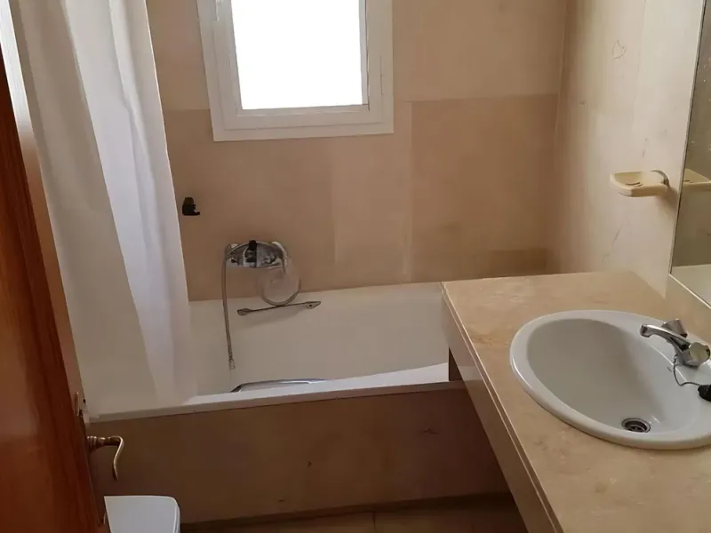 Spectacular apartment on the Beachfront, with open views of the Mediterranean Sea, Gibraltar and Africa. Located in a beautiful and well-kept urbanization just 5 minutes walk from the Estepona Marina, and surrounded by all kinds of services such as restau