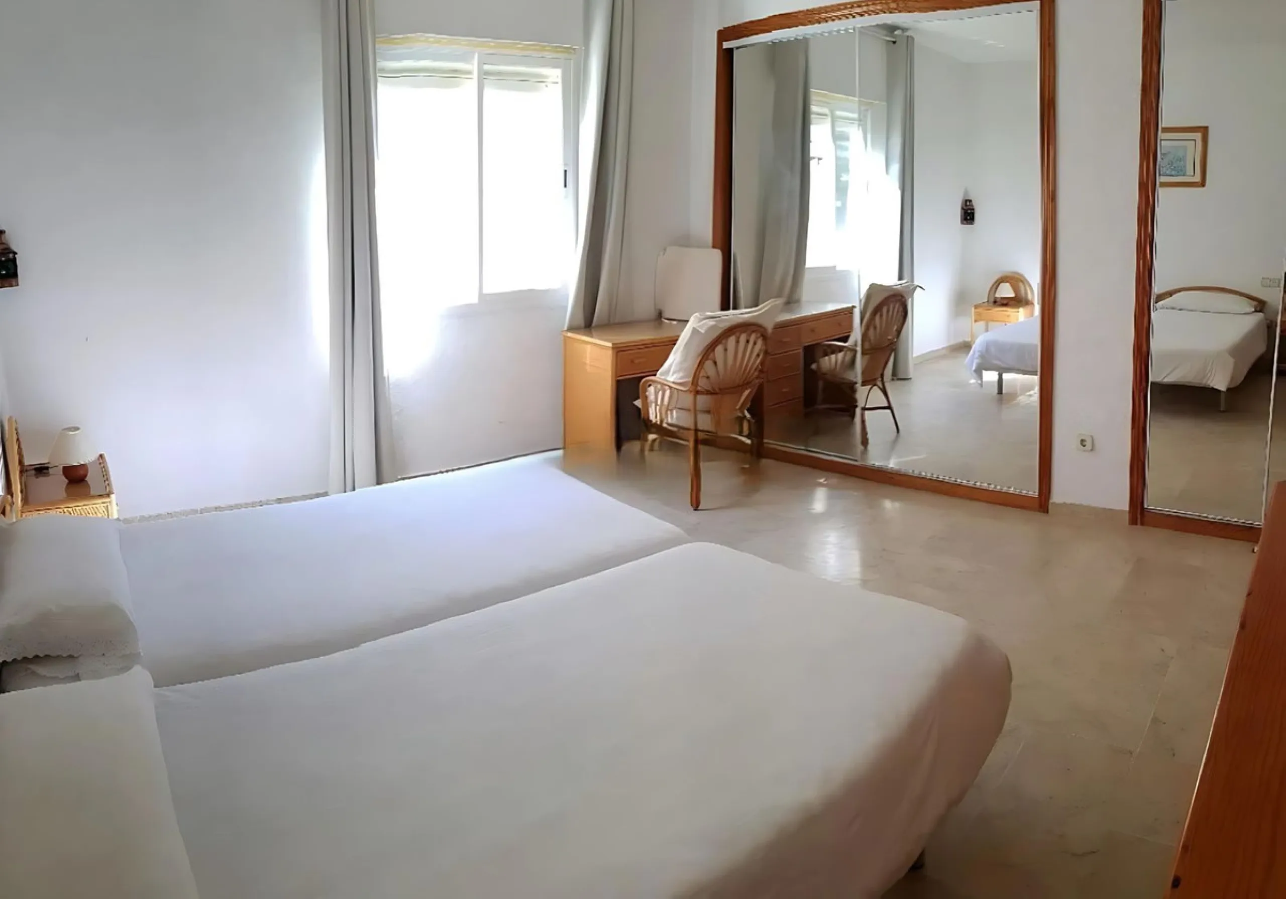 Spectacular apartment on the Beachfront, with open views of the Mediterranean Sea, Gibraltar and Africa. Located in a beautiful and well-kept urbanization just 5 minutes walk from the Estepona Marina, and surrounded by all kinds of services such as restau