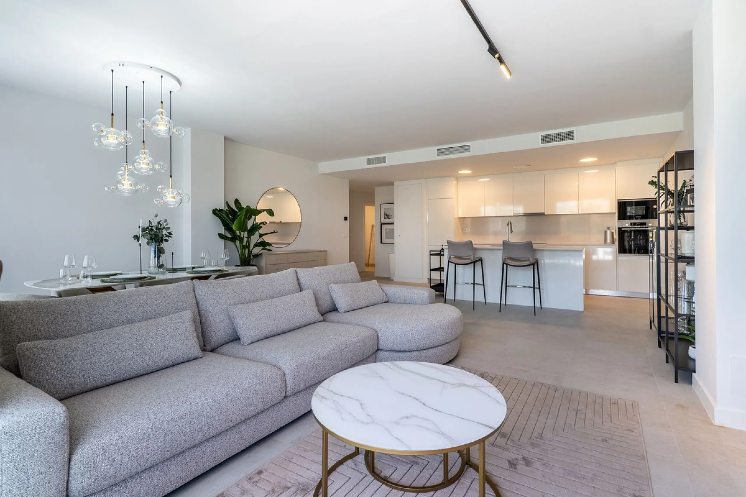 This beautifully appointed 123m² residence with a 20m² terrace offers the perfect blend of modern comfort and prime location. Just a 10-minute stroll from Estepona Port's vibrant marina, the home features an inviting open-plan layout with designer kitchen