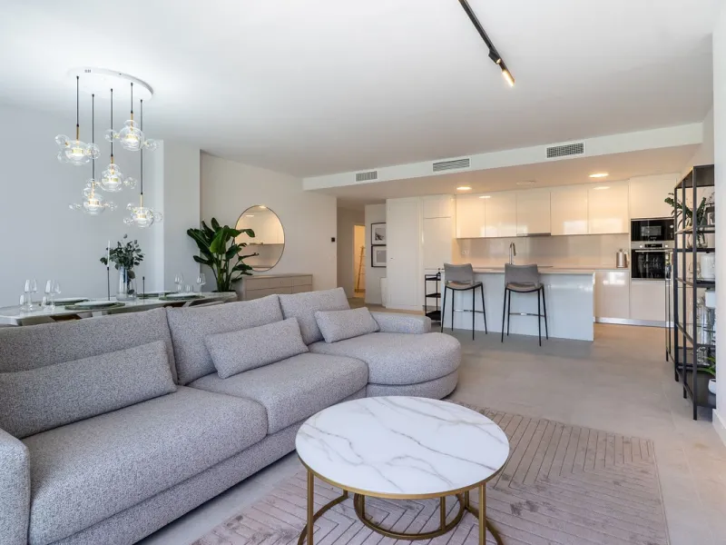 This beautifully appointed 123m² residence with a 20m² terrace offers the perfect blend of modern comfort and prime location. Just a 10-minute stroll from Estepona Port's vibrant marina, the home features an inviting open-plan layout with designer kitchen