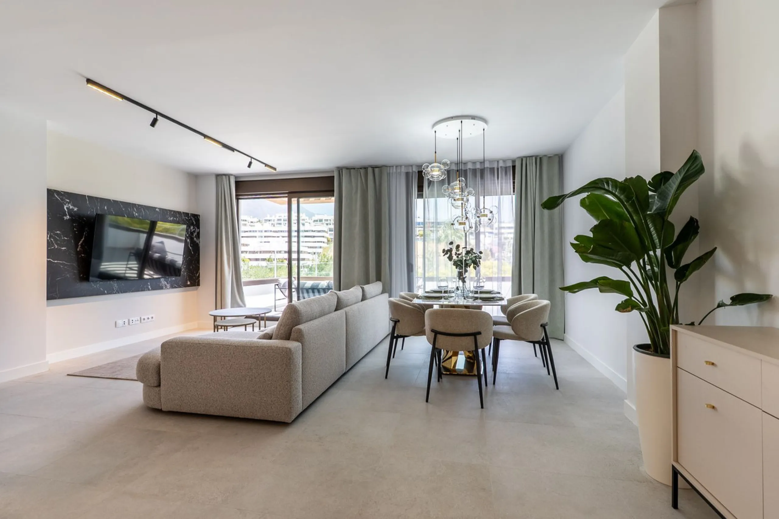 This beautifully appointed 123m² residence with a 20m² terrace offers the perfect blend of modern comfort and prime location. Just a 10-minute stroll from Estepona Port's vibrant marina, the home features an inviting open-plan layout with designer kitchen