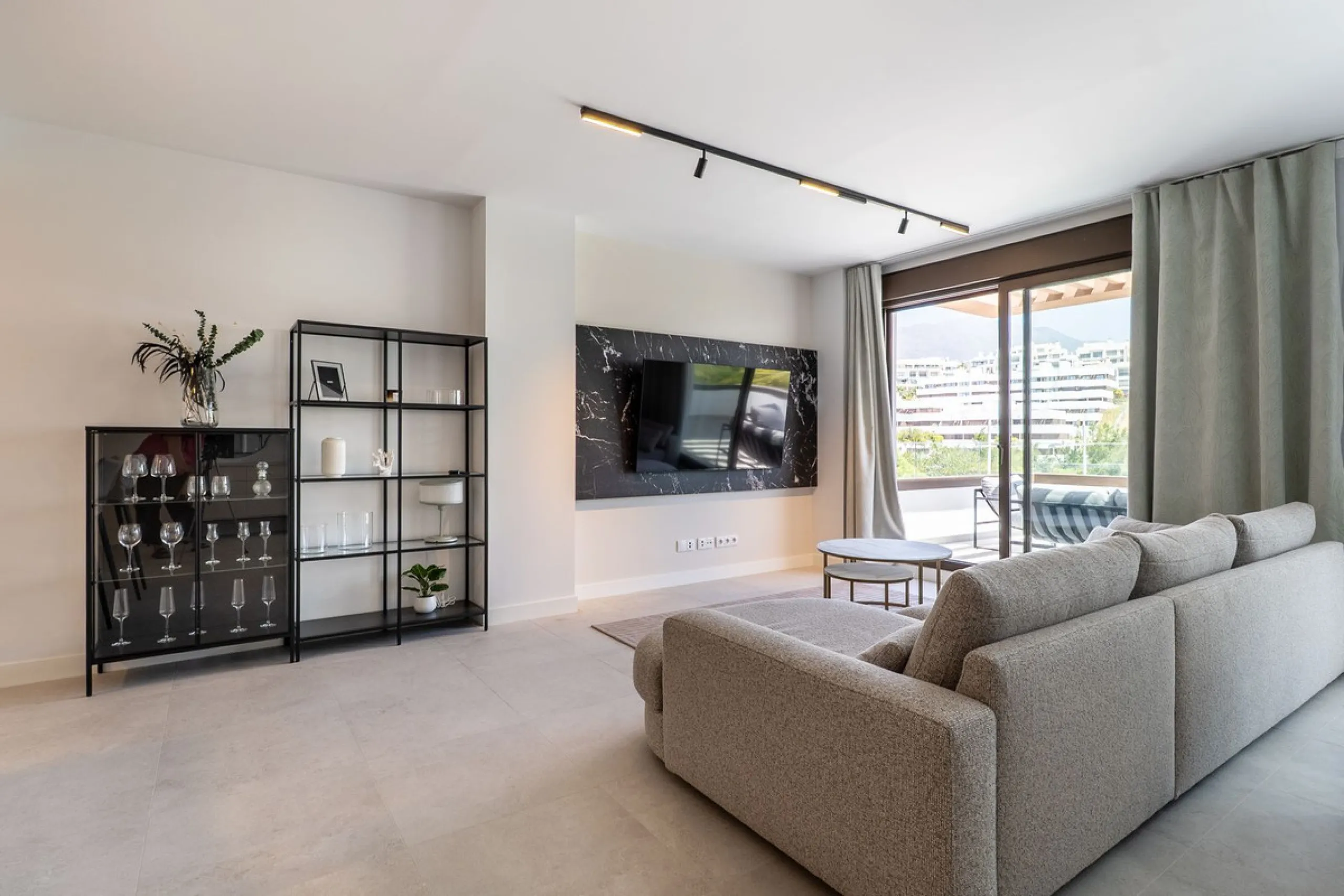 This beautifully appointed 123m² residence with a 20m² terrace offers the perfect blend of modern comfort and prime location. Just a 10-minute stroll from Estepona Port's vibrant marina, the home features an inviting open-plan layout with designer kitchen