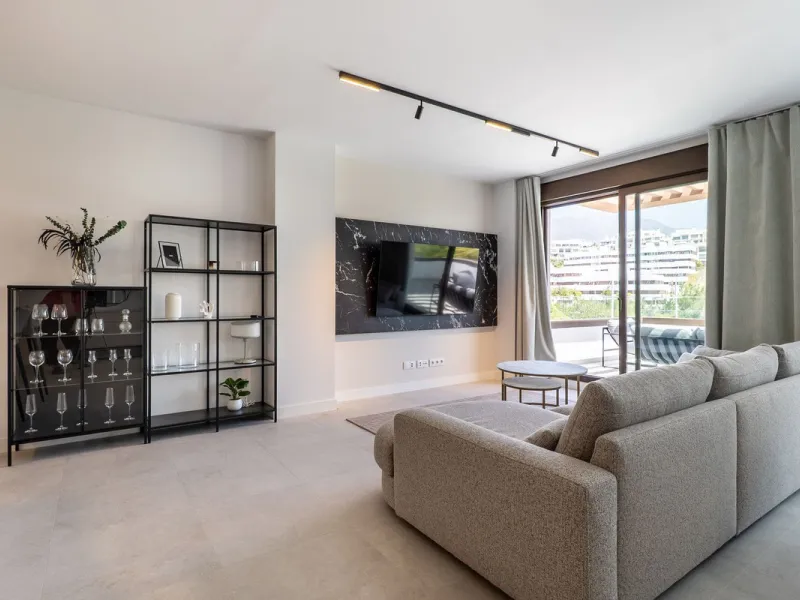This beautifully appointed 123m² residence with a 20m² terrace offers the perfect blend of modern comfort and prime location. Just a 10-minute stroll from Estepona Port's vibrant marina, the home features an inviting open-plan layout with designer kitchen