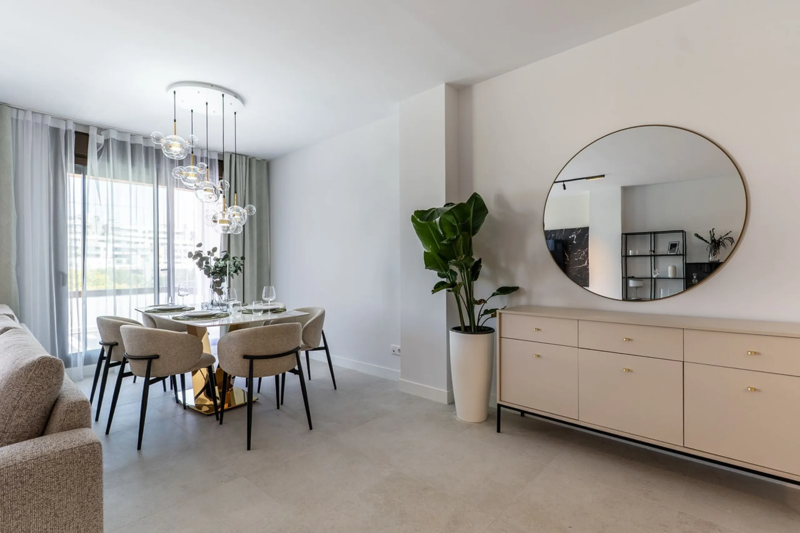 This beautifully appointed 123m² residence with a 20m² terrace offers the perfect blend of modern comfort and prime location. Just a 10-minute stroll from Estepona Port's vibrant marina, the home features an inviting open-plan layout with designer kitchen