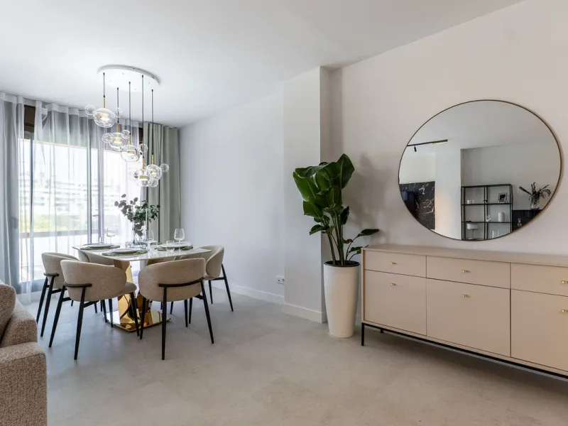 This beautifully appointed 123m² residence with a 20m² terrace offers the perfect blend of modern comfort and prime location. Just a 10-minute stroll from Estepona Port's vibrant marina, the home features an inviting open-plan layout with designer kitchen
