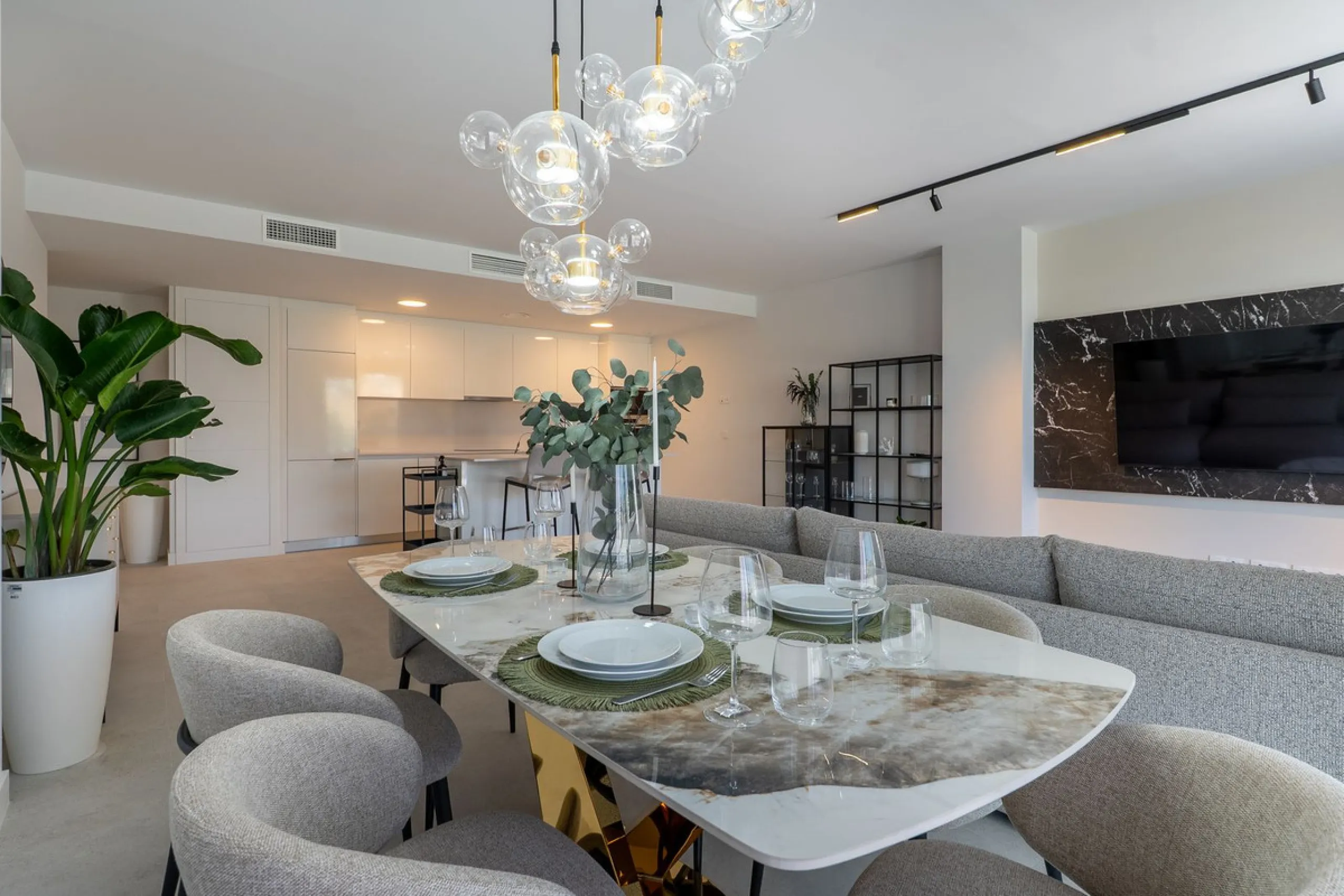 This beautifully appointed 123m² residence with a 20m² terrace offers the perfect blend of modern comfort and prime location. Just a 10-minute stroll from Estepona Port's vibrant marina, the home features an inviting open-plan layout with designer kitchen