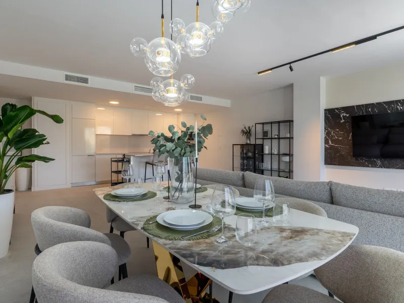 This beautifully appointed 123m² residence with a 20m² terrace offers the perfect blend of modern comfort and prime location. Just a 10-minute stroll from Estepona Port's vibrant marina, the home features an inviting open-plan layout with designer kitchen