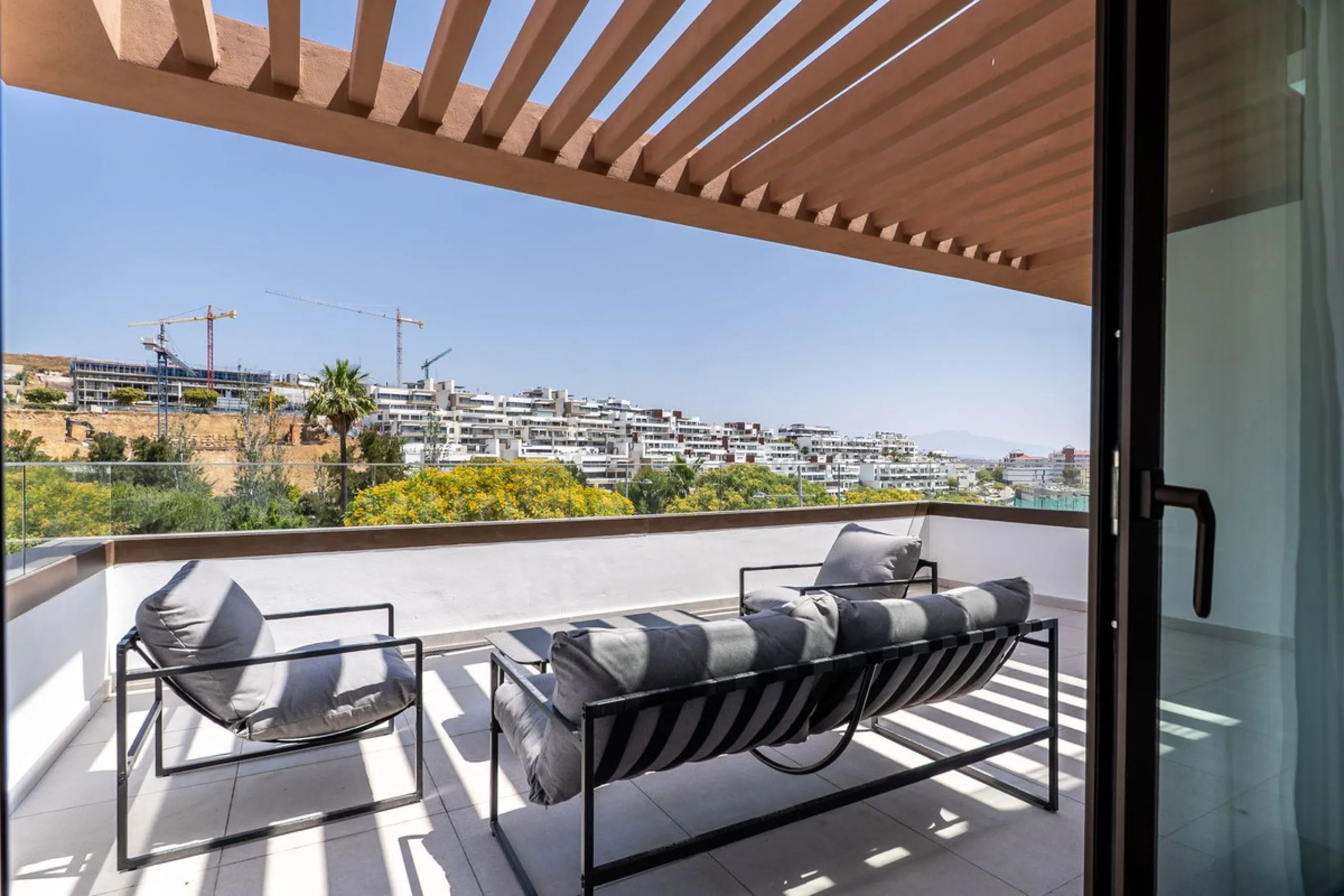 This beautifully appointed 123m² residence with a 20m² terrace offers the perfect blend of modern comfort and prime location. Just a 10-minute stroll from Estepona Port's vibrant marina, the home features an inviting open-plan layout with designer kitchen
