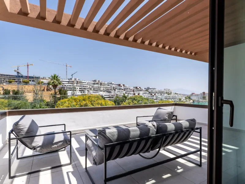 This beautifully appointed 123m² residence with a 20m² terrace offers the perfect blend of modern comfort and prime location. Just a 10-minute stroll from Estepona Port's vibrant marina, the home features an inviting open-plan layout with designer kitchen