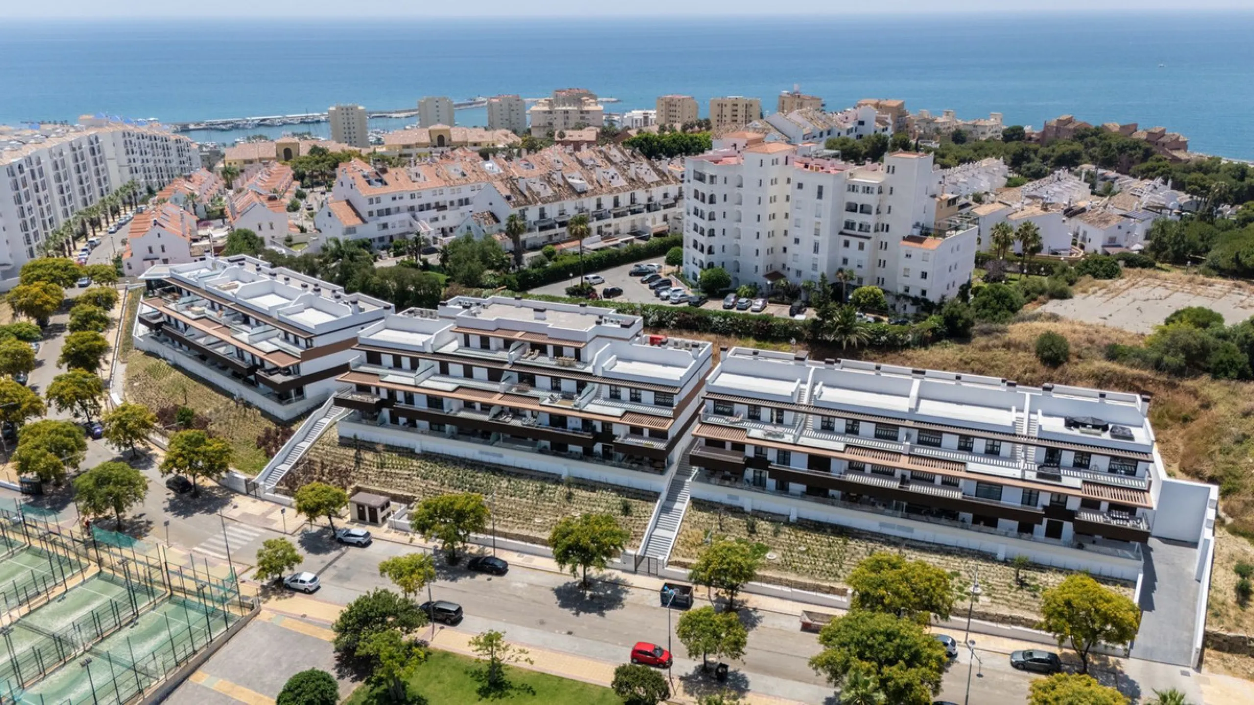 This beautifully appointed 123m² residence with a 20m² terrace offers the perfect blend of modern comfort and prime location. Just a 10-minute stroll from Estepona Port's vibrant marina, the home features an inviting open-plan layout with designer kitchen