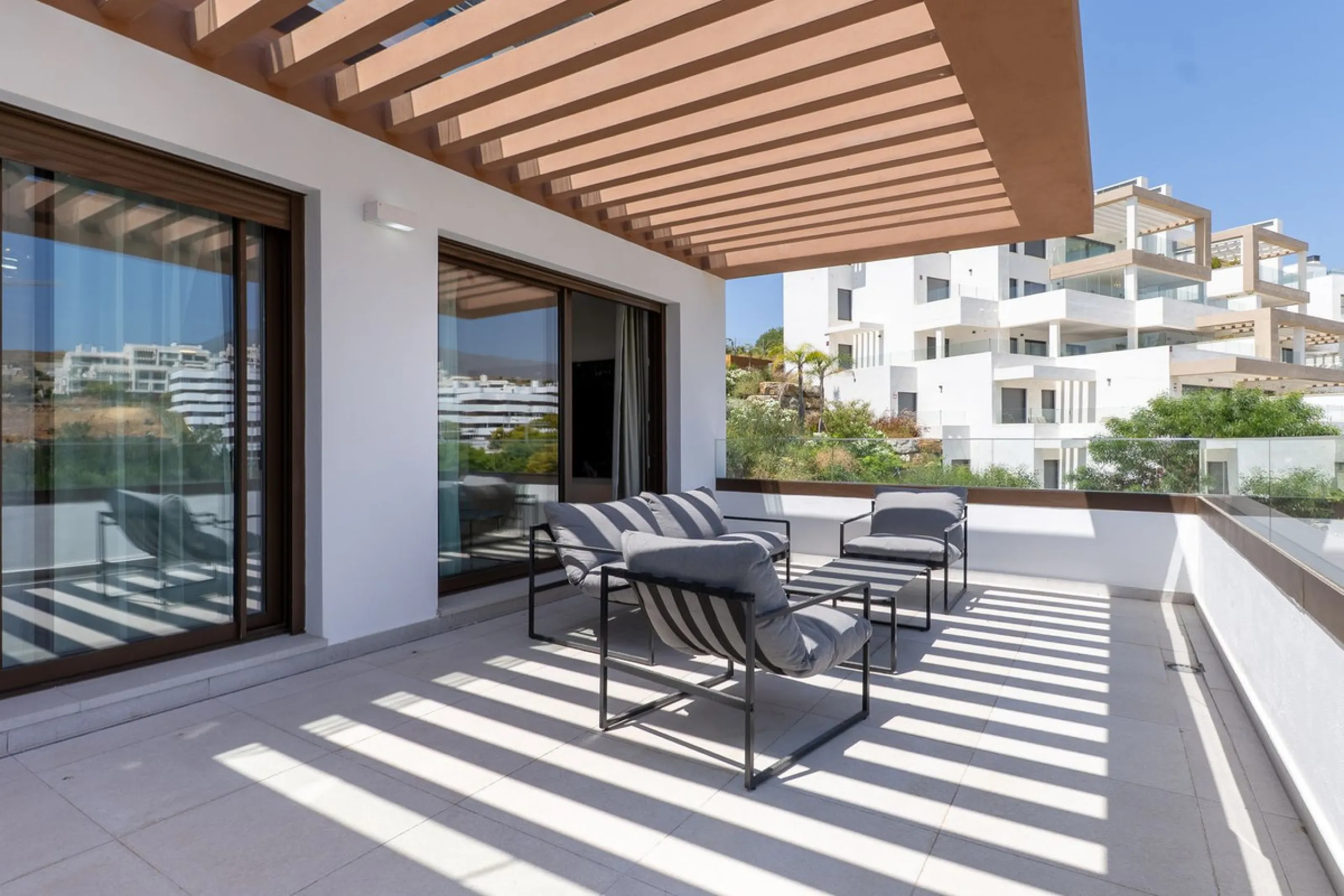 This beautifully appointed 123m² residence with a 20m² terrace offers the perfect blend of modern comfort and prime location. Just a 10-minute stroll from Estepona Port's vibrant marina, the home features an inviting open-plan layout with designer kitchen