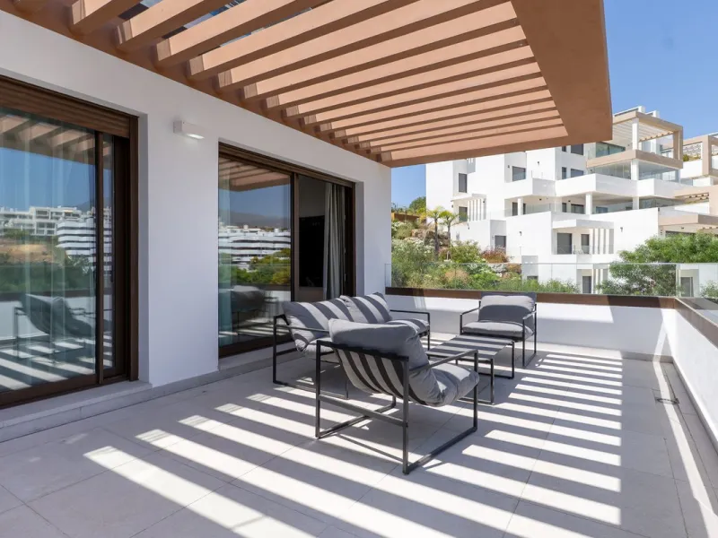 This beautifully appointed 123m² residence with a 20m² terrace offers the perfect blend of modern comfort and prime location. Just a 10-minute stroll from Estepona Port's vibrant marina, the home features an inviting open-plan layout with designer kitchen