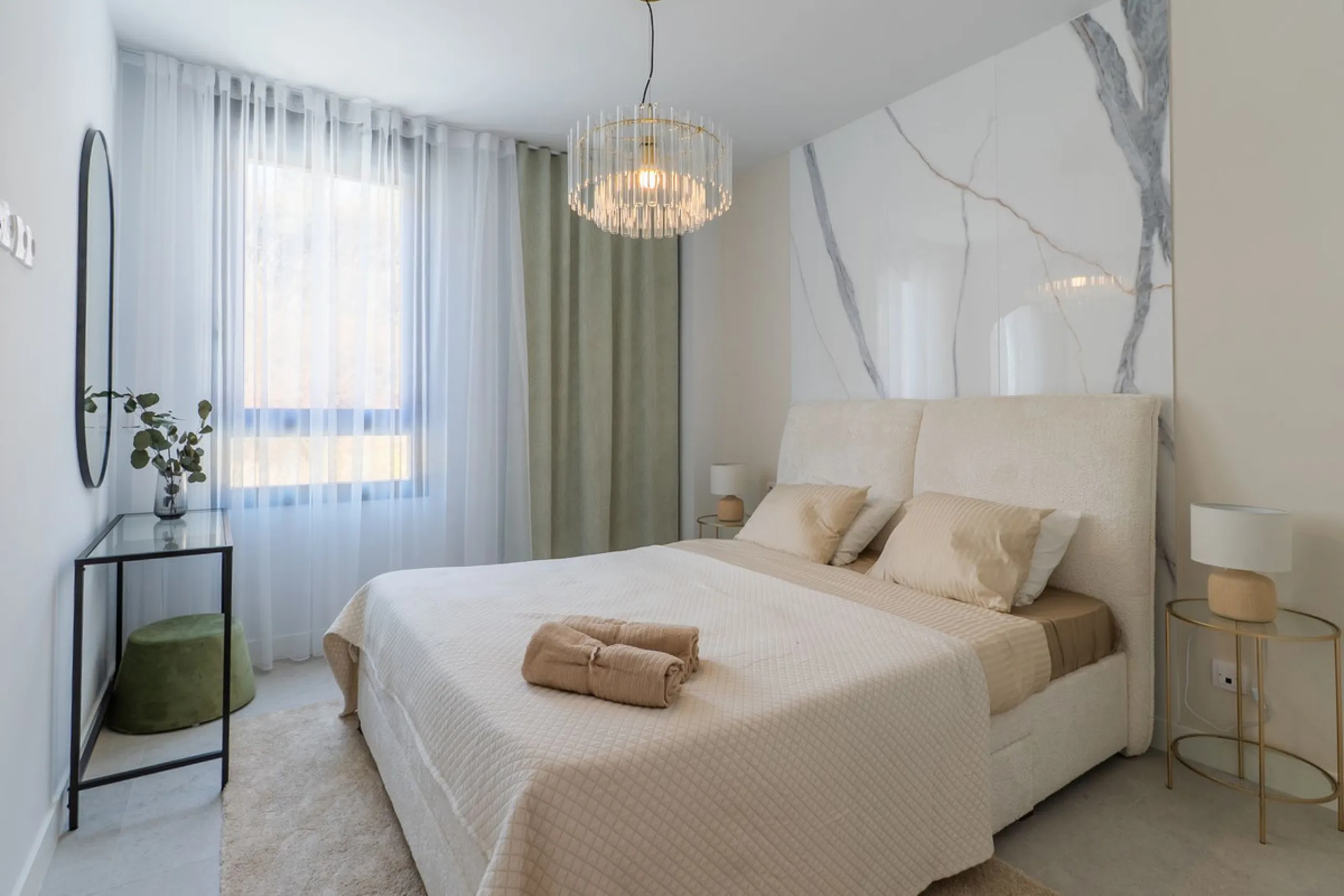 This beautifully appointed 123m² residence with a 20m² terrace offers the perfect blend of modern comfort and prime location. Just a 10-minute stroll from Estepona Port's vibrant marina, the home features an inviting open-plan layout with designer kitchen