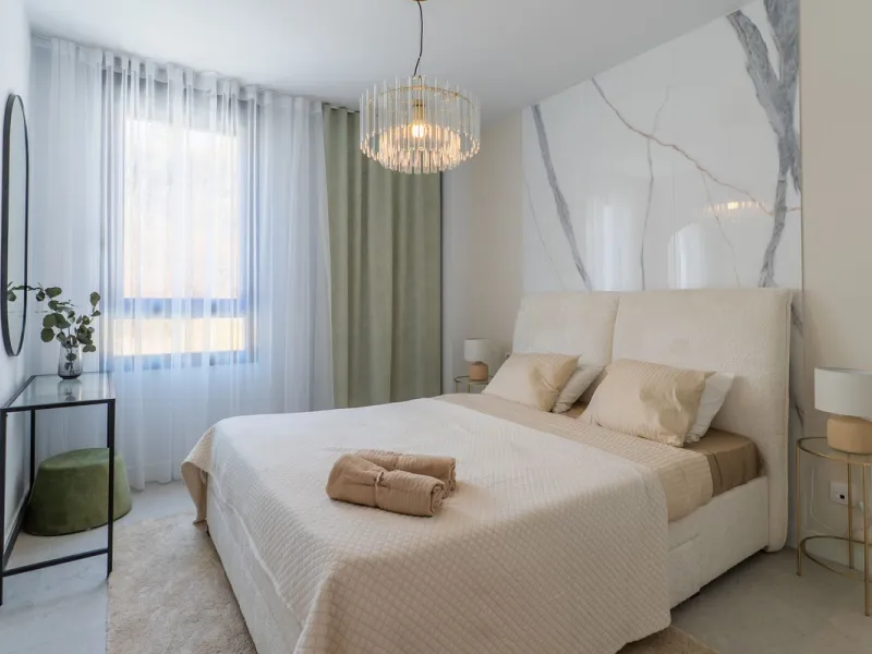 This beautifully appointed 123m² residence with a 20m² terrace offers the perfect blend of modern comfort and prime location. Just a 10-minute stroll from Estepona Port's vibrant marina, the home features an inviting open-plan layout with designer kitchen