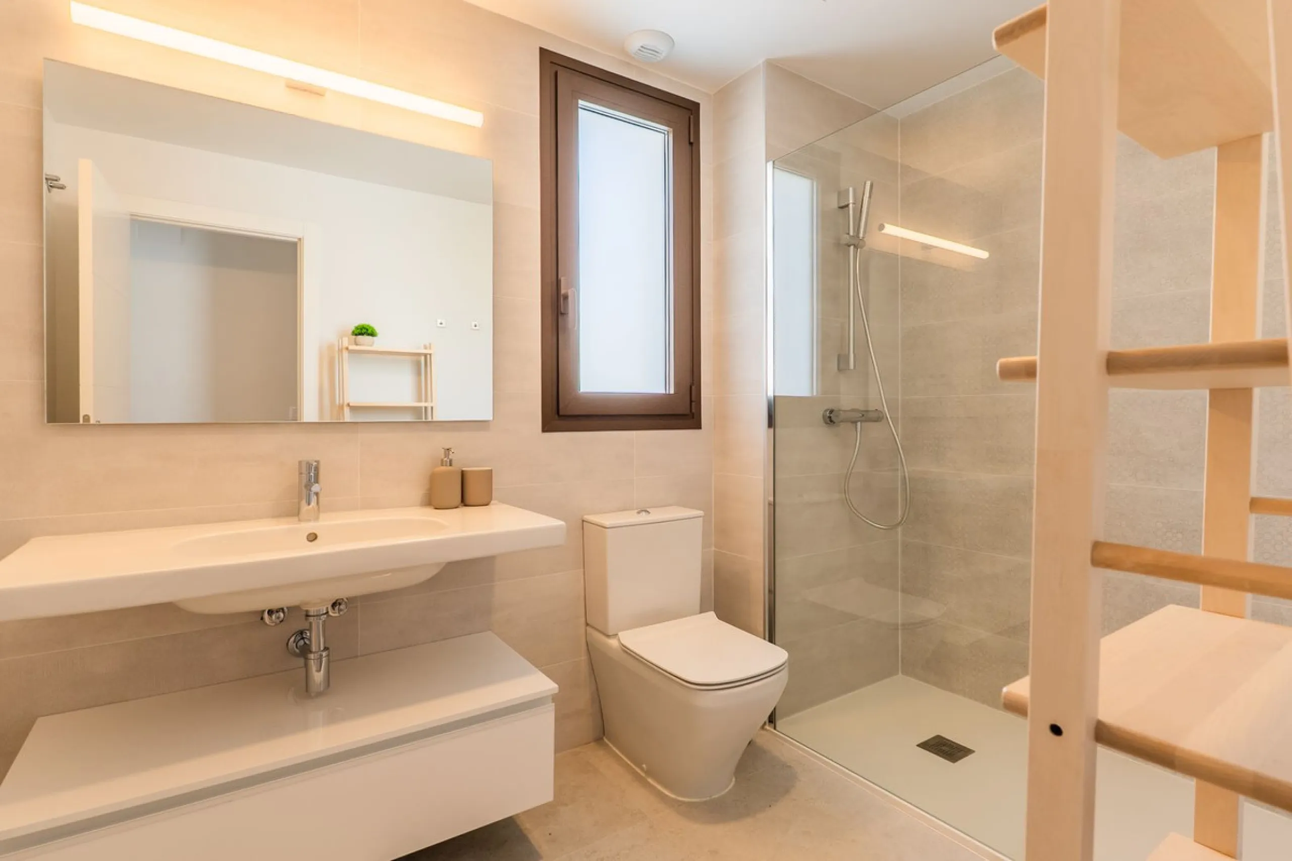 This beautifully appointed 123m² residence with a 20m² terrace offers the perfect blend of modern comfort and prime location. Just a 10-minute stroll from Estepona Port's vibrant marina, the home features an inviting open-plan layout with designer kitchen