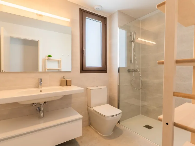 This beautifully appointed 123m² residence with a 20m² terrace offers the perfect blend of modern comfort and prime location. Just a 10-minute stroll from Estepona Port's vibrant marina, the home features an inviting open-plan layout with designer kitchen