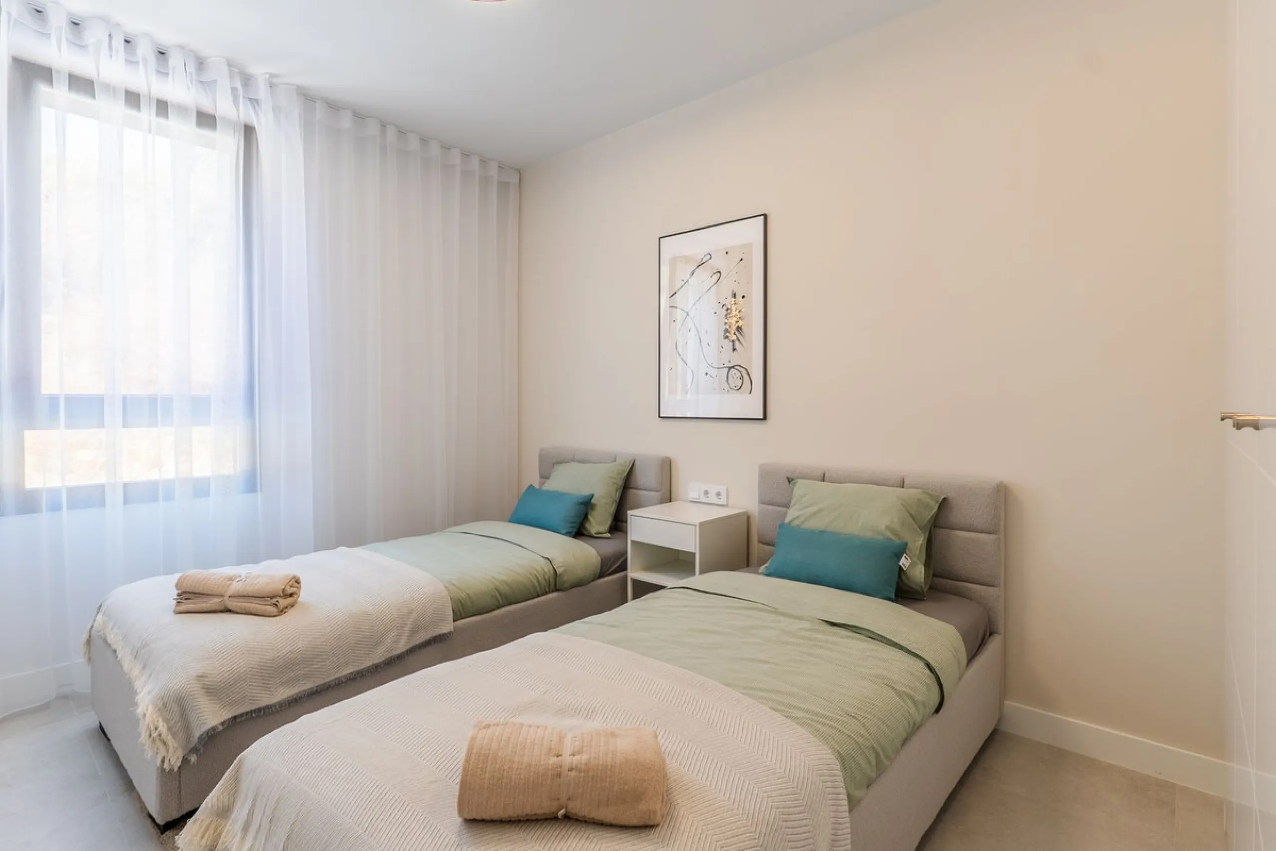 This beautifully appointed 123m² residence with a 20m² terrace offers the perfect blend of modern comfort and prime location. Just a 10-minute stroll from Estepona Port's vibrant marina, the home features an inviting open-plan layout with designer kitchen