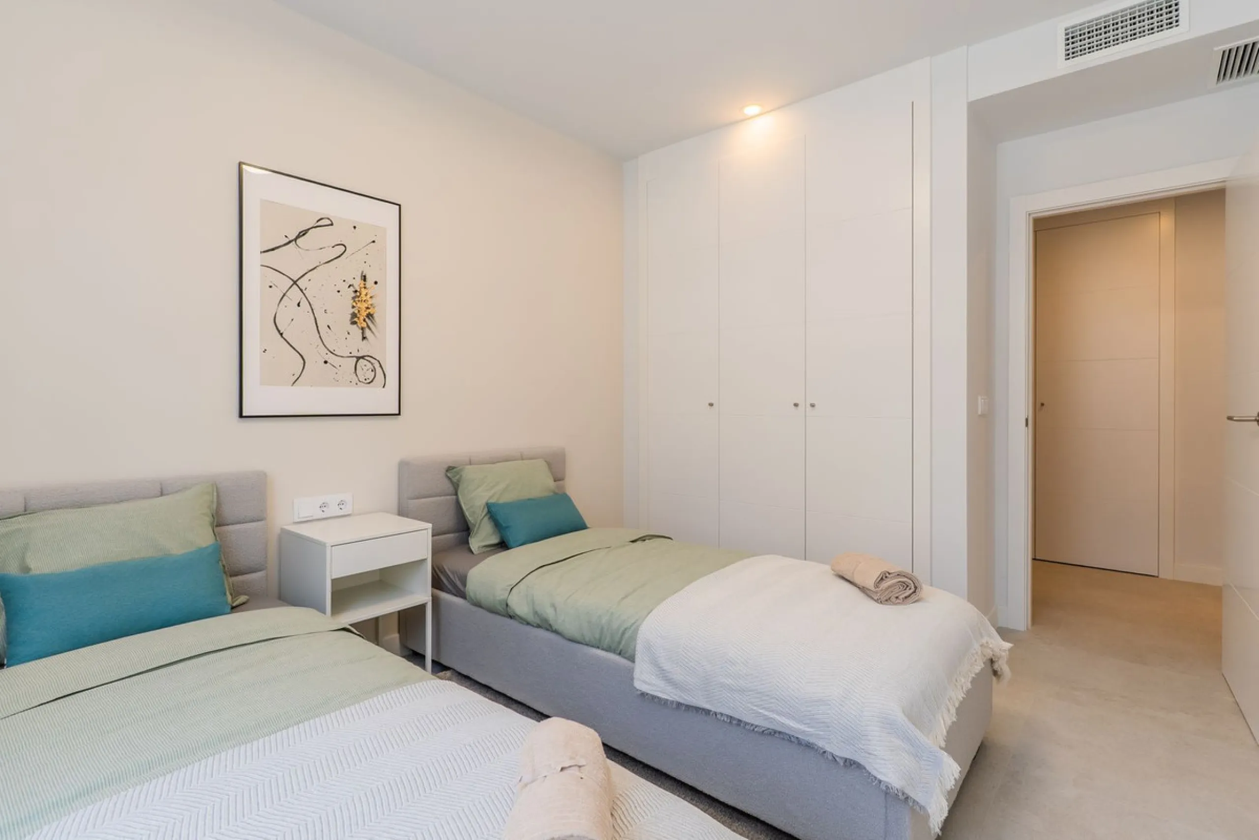 This beautifully appointed 123m² residence with a 20m² terrace offers the perfect blend of modern comfort and prime location. Just a 10-minute stroll from Estepona Port's vibrant marina, the home features an inviting open-plan layout with designer kitchen