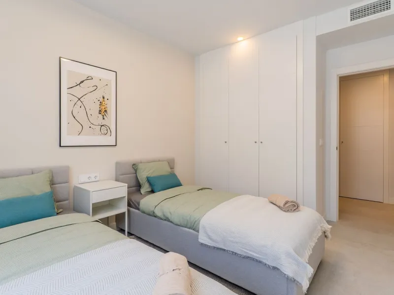 This beautifully appointed 123m² residence with a 20m² terrace offers the perfect blend of modern comfort and prime location. Just a 10-minute stroll from Estepona Port's vibrant marina, the home features an inviting open-plan layout with designer kitchen