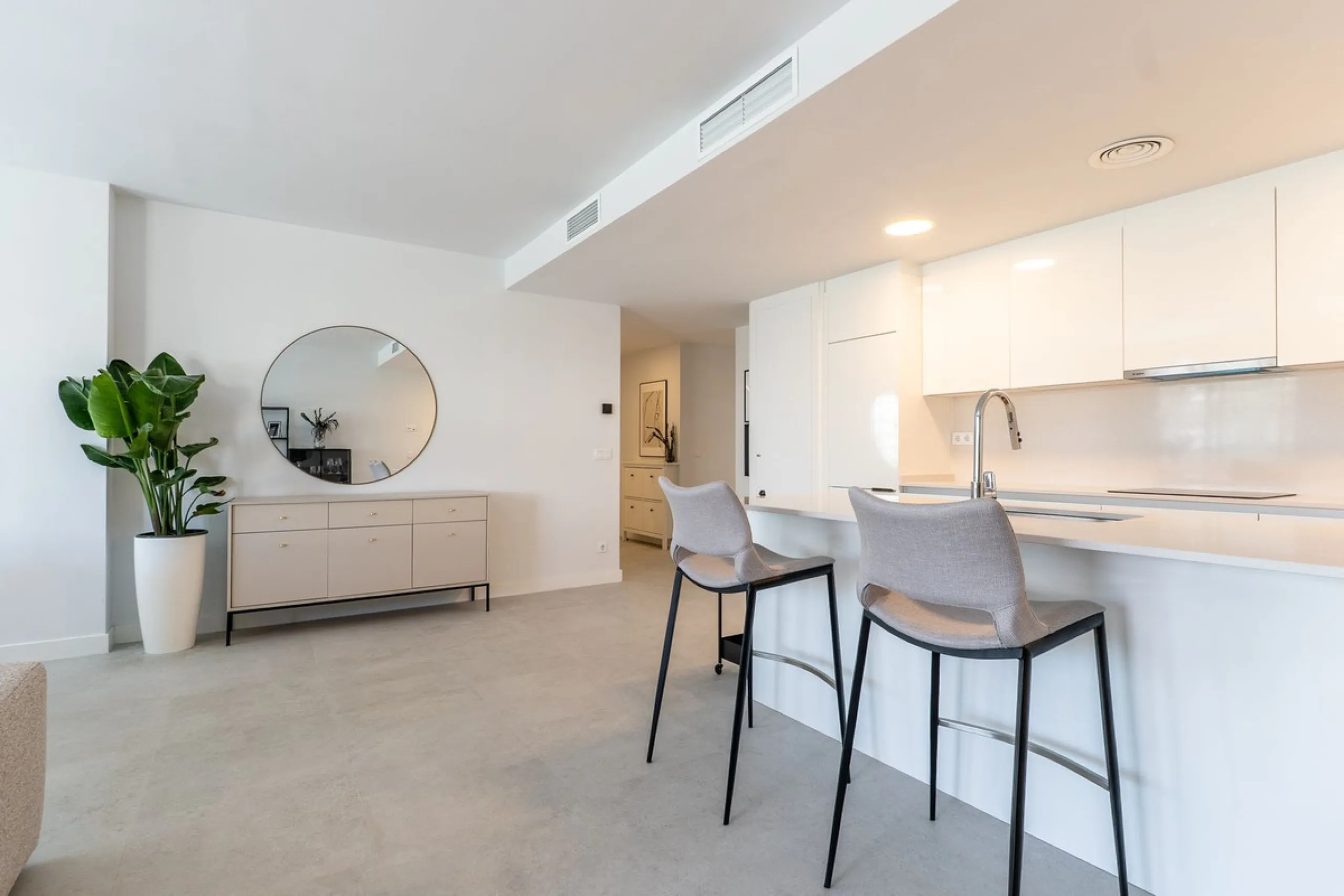 This beautifully appointed 123m² residence with a 20m² terrace offers the perfect blend of modern comfort and prime location. Just a 10-minute stroll from Estepona Port's vibrant marina, the home features an inviting open-plan layout with designer kitchen