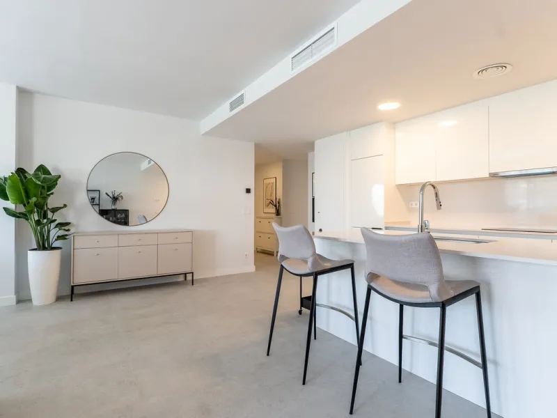 This beautifully appointed 123m² residence with a 20m² terrace offers the perfect blend of modern comfort and prime location. Just a 10-minute stroll from Estepona Port's vibrant marina, the home features an inviting open-plan layout with designer kitchen