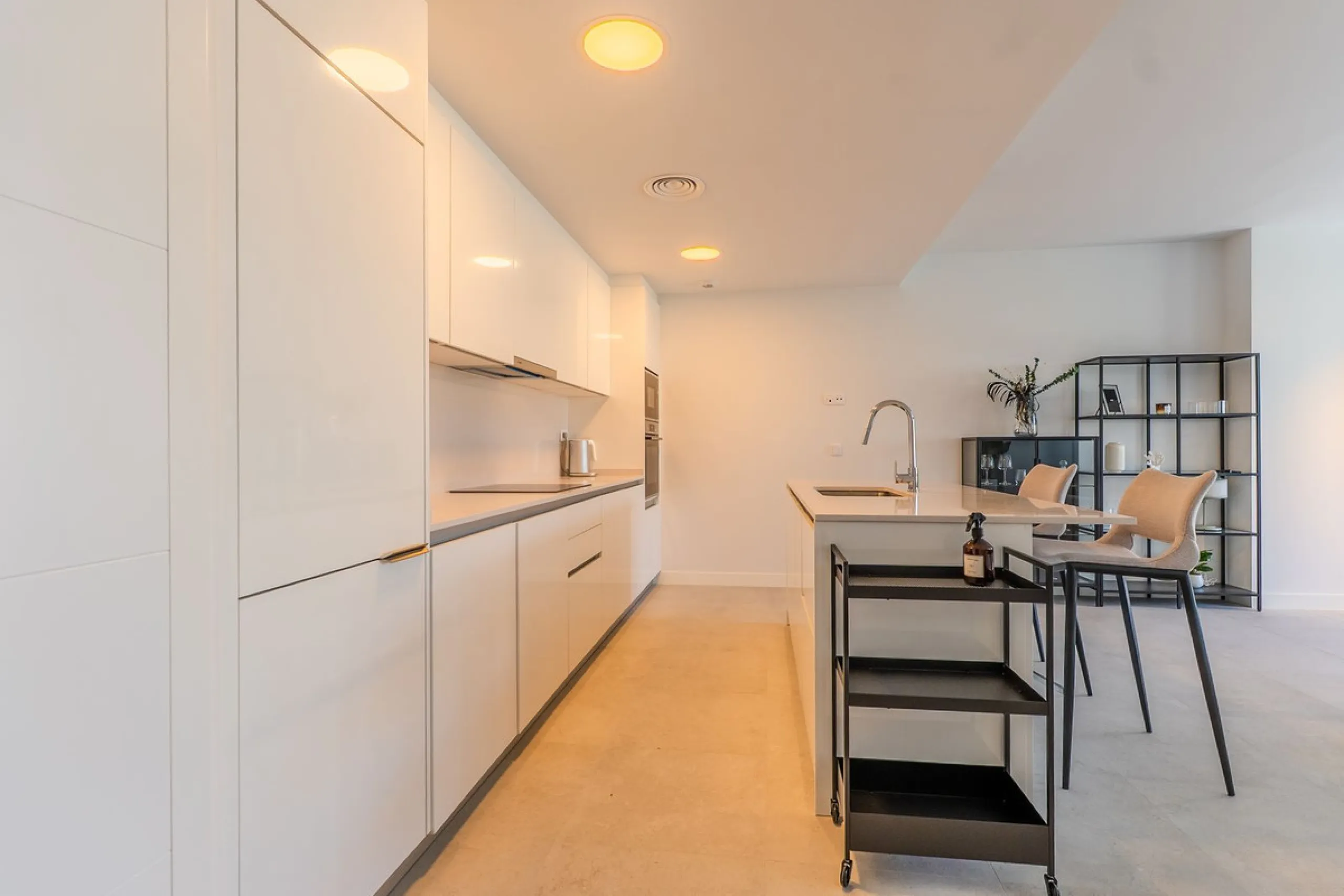 This beautifully appointed 123m² residence with a 20m² terrace offers the perfect blend of modern comfort and prime location. Just a 10-minute stroll from Estepona Port's vibrant marina, the home features an inviting open-plan layout with designer kitchen
