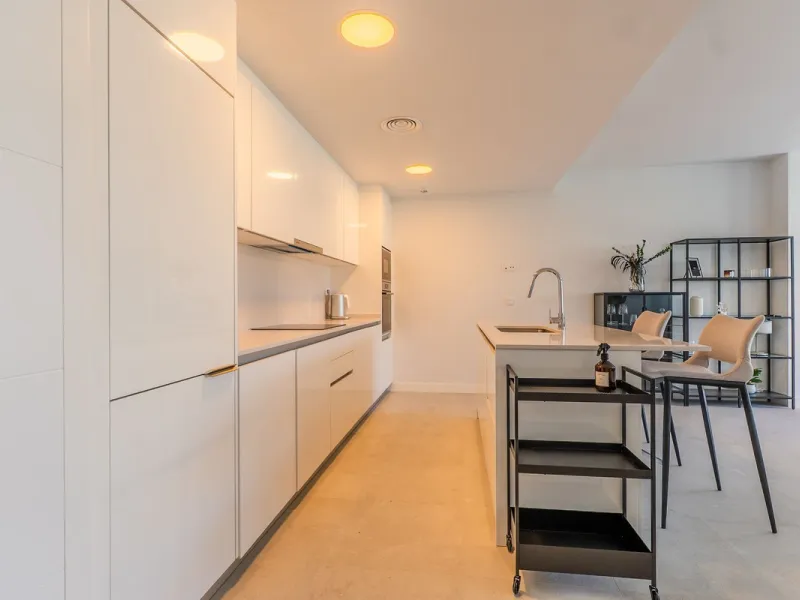 This beautifully appointed 123m² residence with a 20m² terrace offers the perfect blend of modern comfort and prime location. Just a 10-minute stroll from Estepona Port's vibrant marina, the home features an inviting open-plan layout with designer kitchen