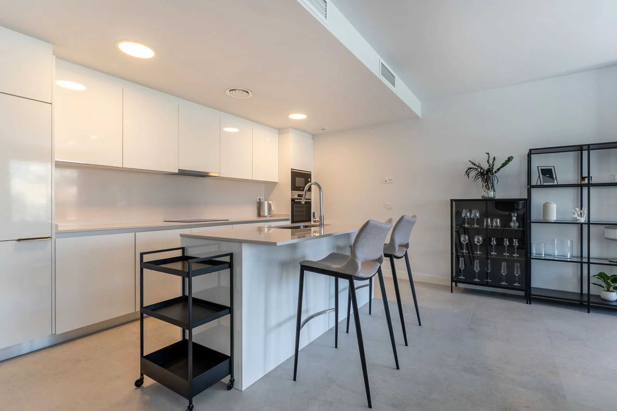 This beautifully appointed 123m² residence with a 20m² terrace offers the perfect blend of modern comfort and prime location. Just a 10-minute stroll from Estepona Port's vibrant marina, the home features an inviting open-plan layout with designer kitchen