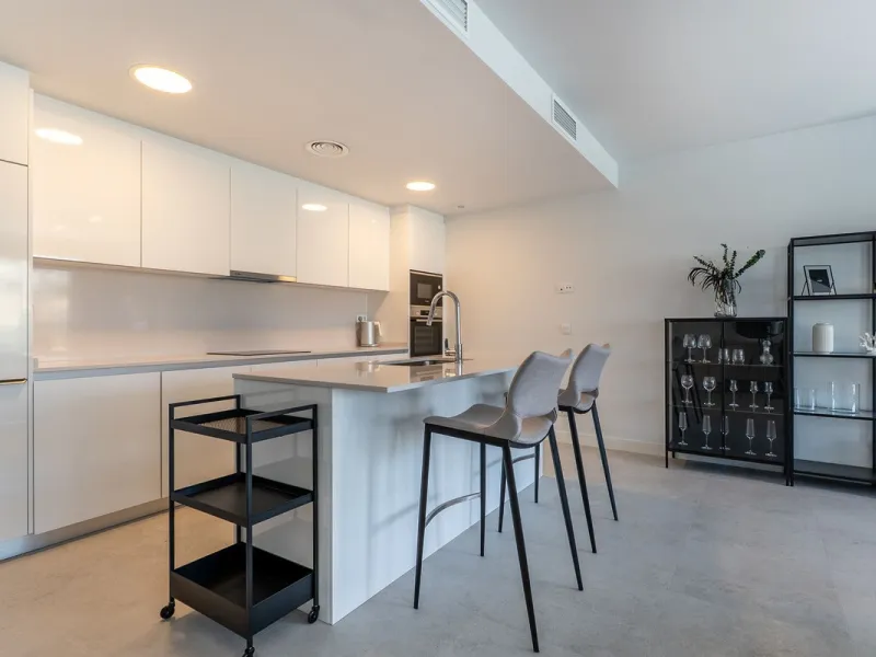This beautifully appointed 123m² residence with a 20m² terrace offers the perfect blend of modern comfort and prime location. Just a 10-minute stroll from Estepona Port's vibrant marina, the home features an inviting open-plan layout with designer kitchen