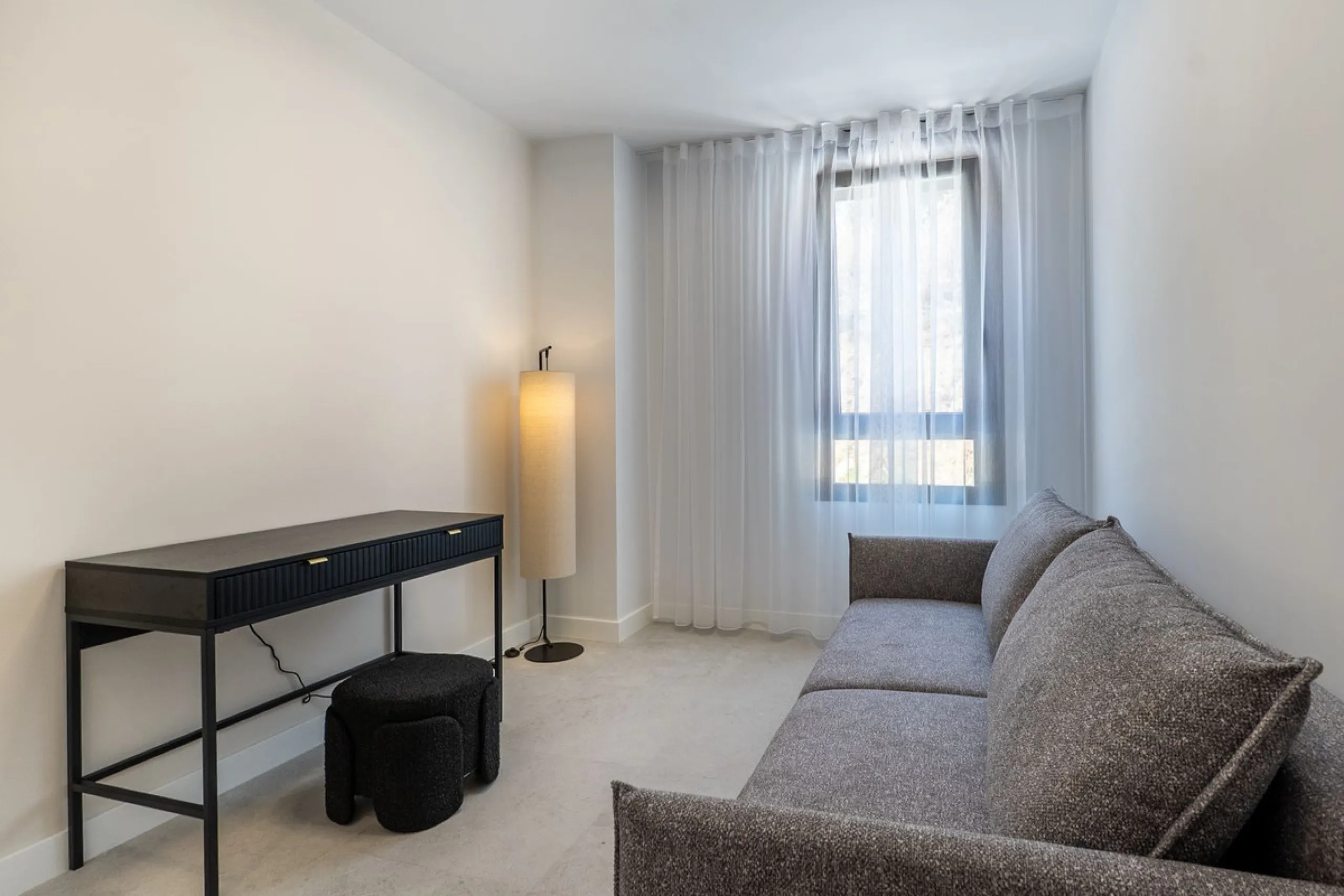 This beautifully appointed 123m² residence with a 20m² terrace offers the perfect blend of modern comfort and prime location. Just a 10-minute stroll from Estepona Port's vibrant marina, the home features an inviting open-plan layout with designer kitchen
