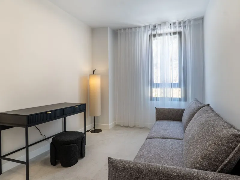 This beautifully appointed 123m² residence with a 20m² terrace offers the perfect blend of modern comfort and prime location. Just a 10-minute stroll from Estepona Port's vibrant marina, the home features an inviting open-plan layout with designer kitchen